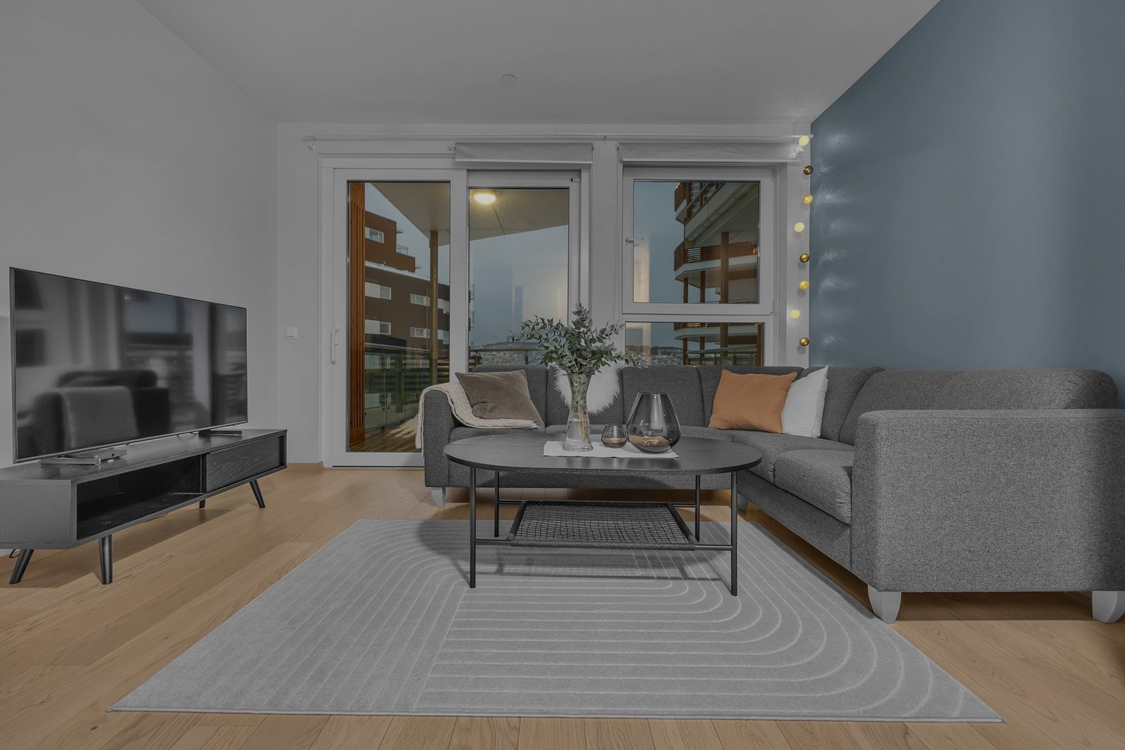 Store vindusflater slipper inn godt med naturlig lys Galleribilde