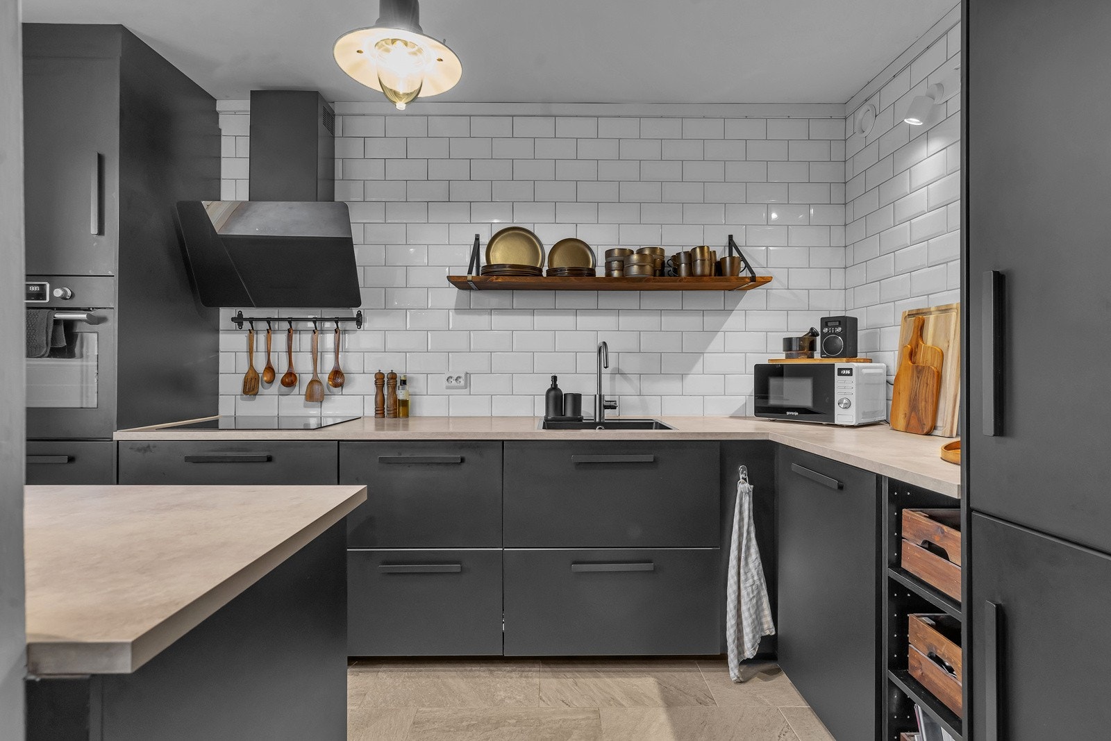 Lekkert kjøkken fra 2019 i følge eier. Galleribilde