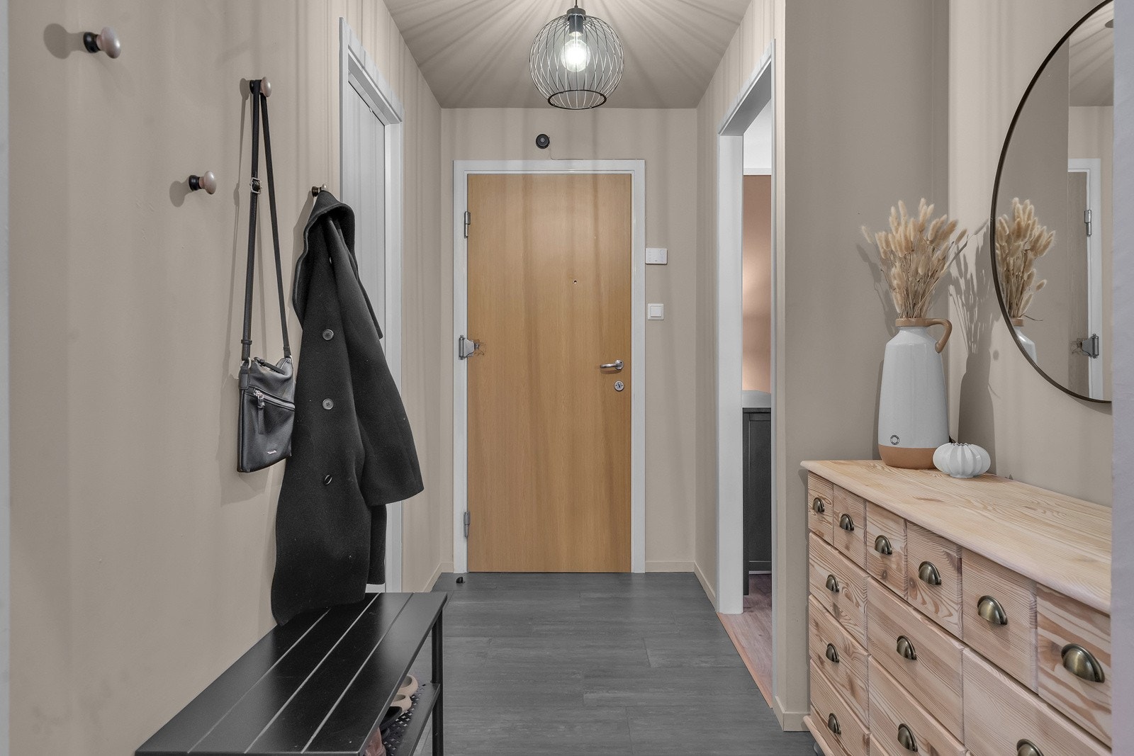 Gang med god plass til diverse garderobeløsninger. Galleribilde