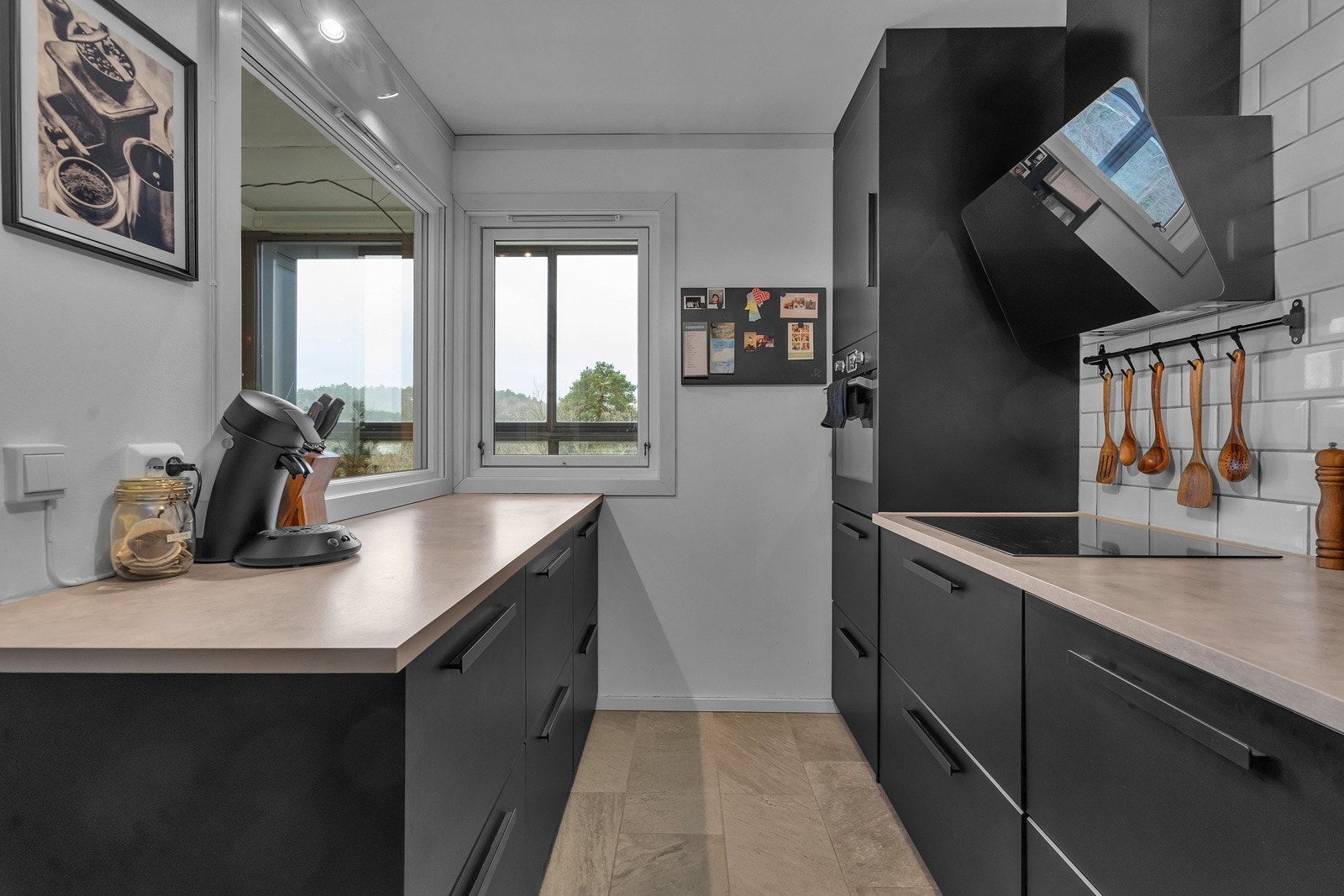 Alle hvitevarene på kjøkkenet følger med. Galleribilde