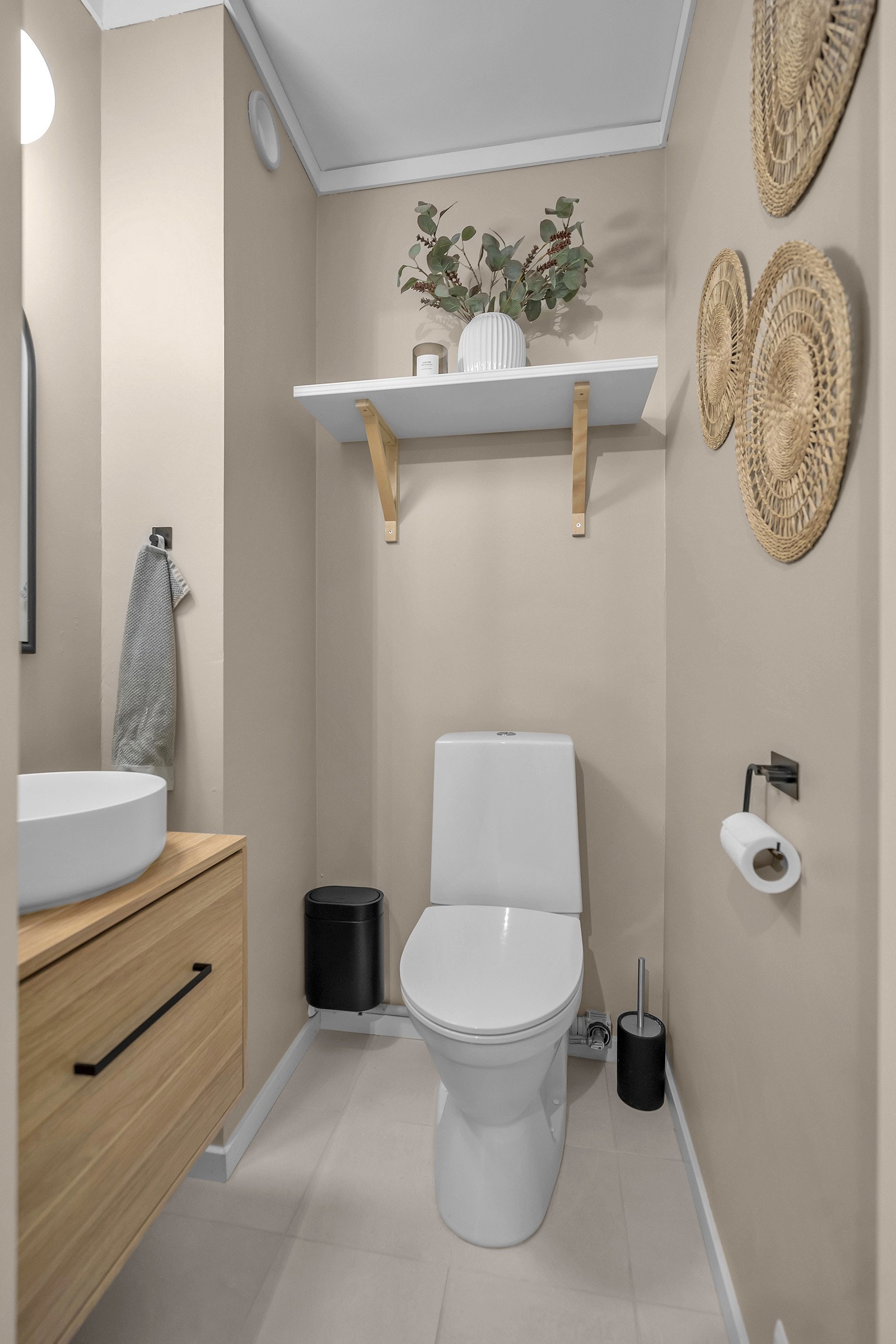 Praktisk separat toalettrom som ble pusset opp i 2023. Galleribilde