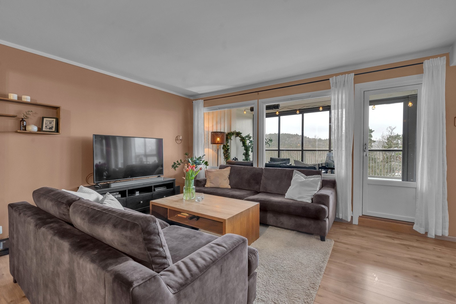 Luftig og lys stue med god plass til sofa, spisebord og annet tilhørende møblement. Galleribilde