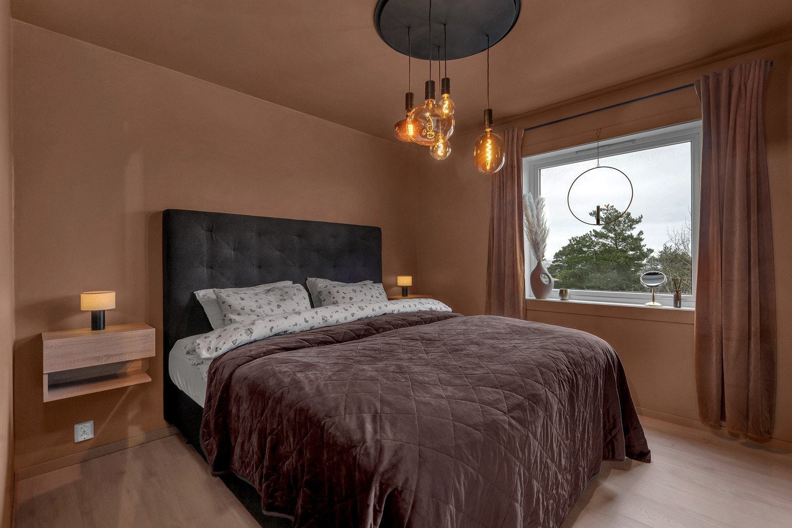 Stort hovesoverom med god plass til dobbelseng, nattbord og diverse skapløsninger. Galleribilde