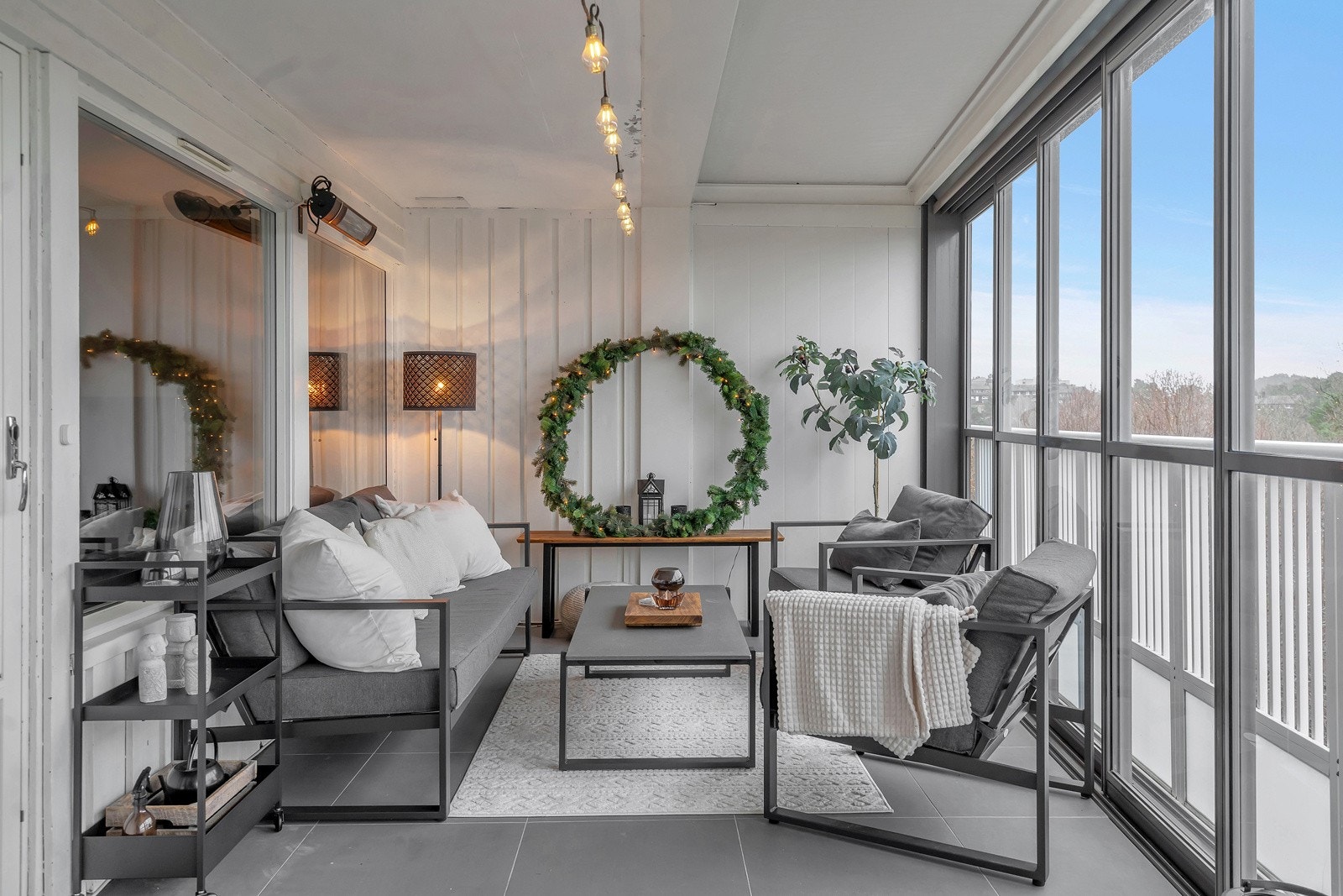 Fra stuen er det utgang til herlig innglasset balkong på ca. 19 kvm. Galleribilde