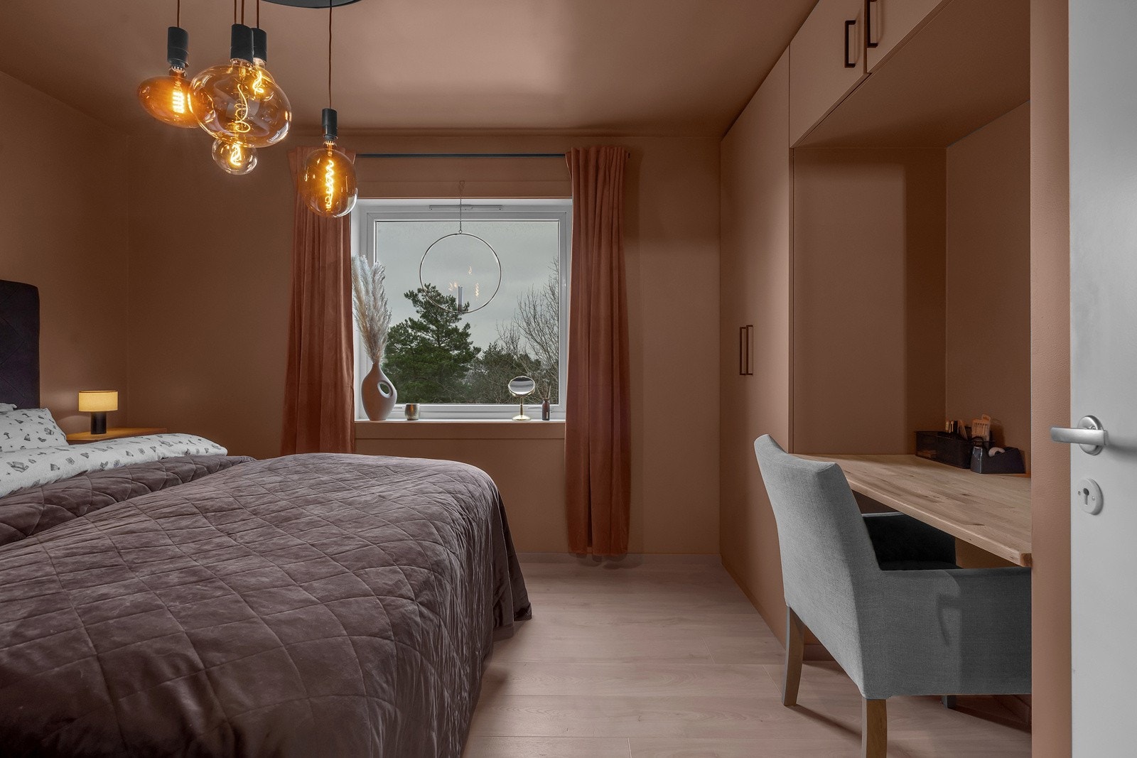 Stort hovesoverom med god plass til dobbelseng, nattbord og diverse skapløsninger. Galleribilde