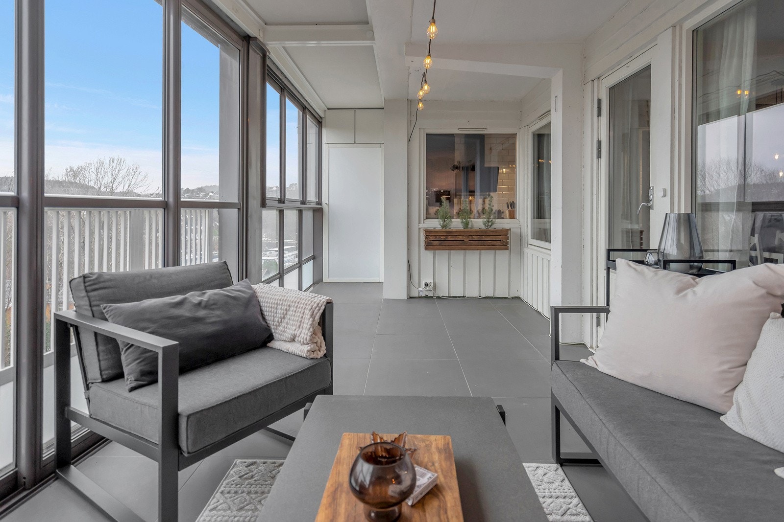 Her er det fine solforhold og god plass til utemøblering. Galleribilde