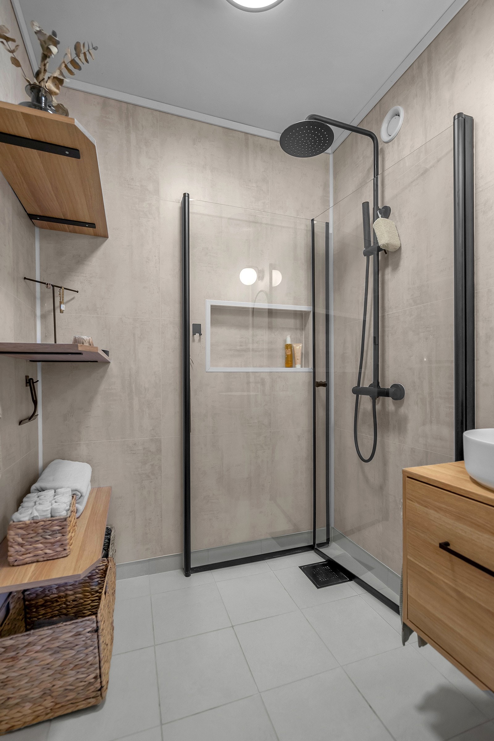 Lekkert baderom med gulvvarme som ble pusset opp i 2023. Galleribilde