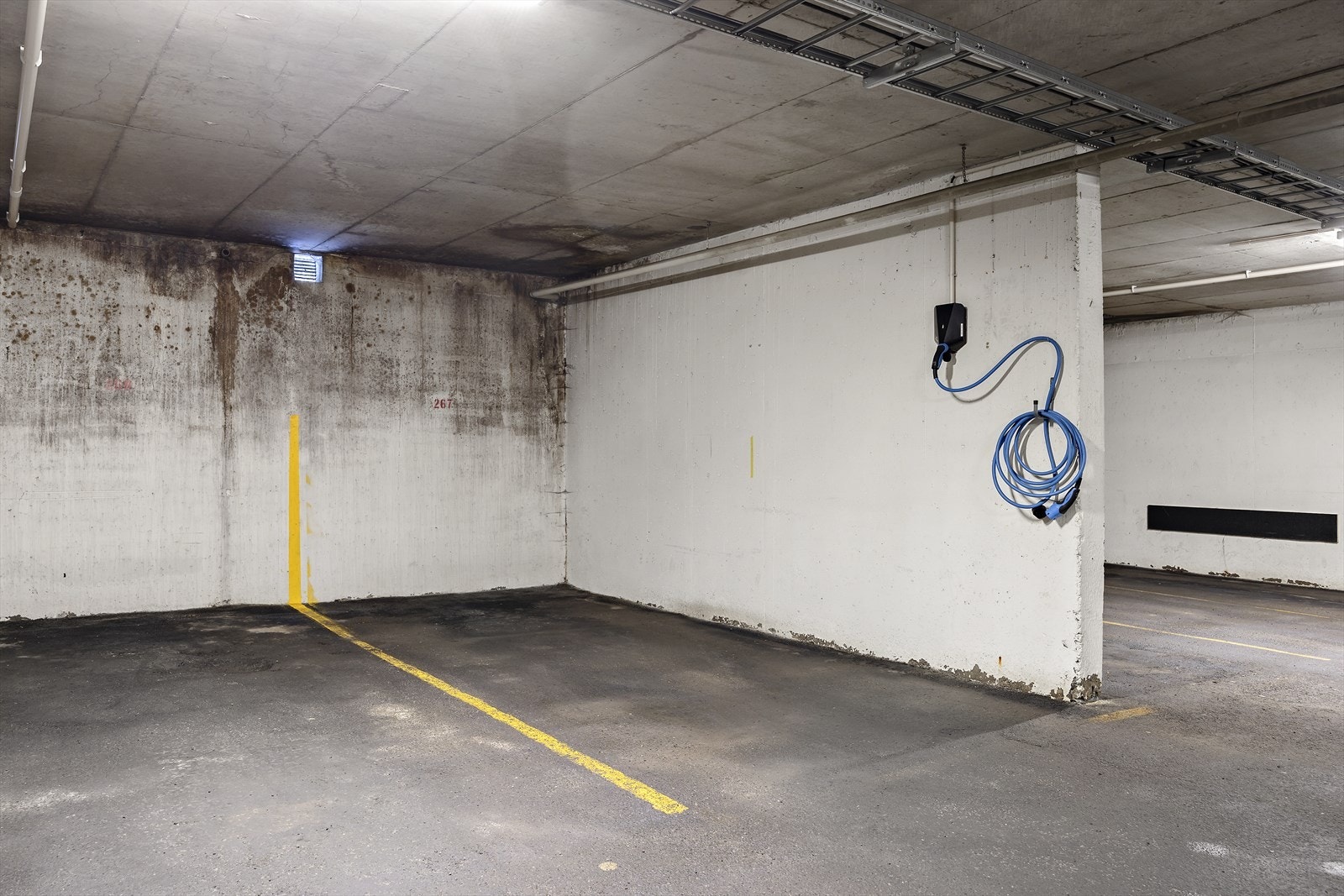 Boligen har egen garasjeplass med EL-bil lader Galleribilde