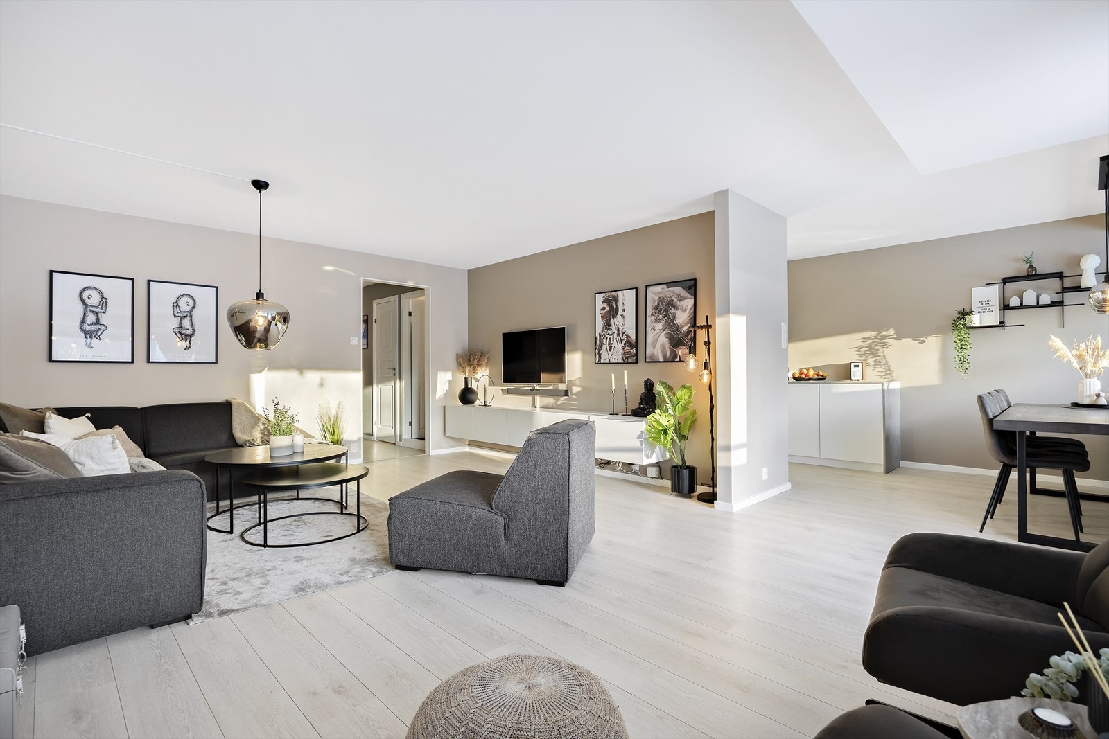 Stor stue med gode innredningsmuligheter Galleribilde