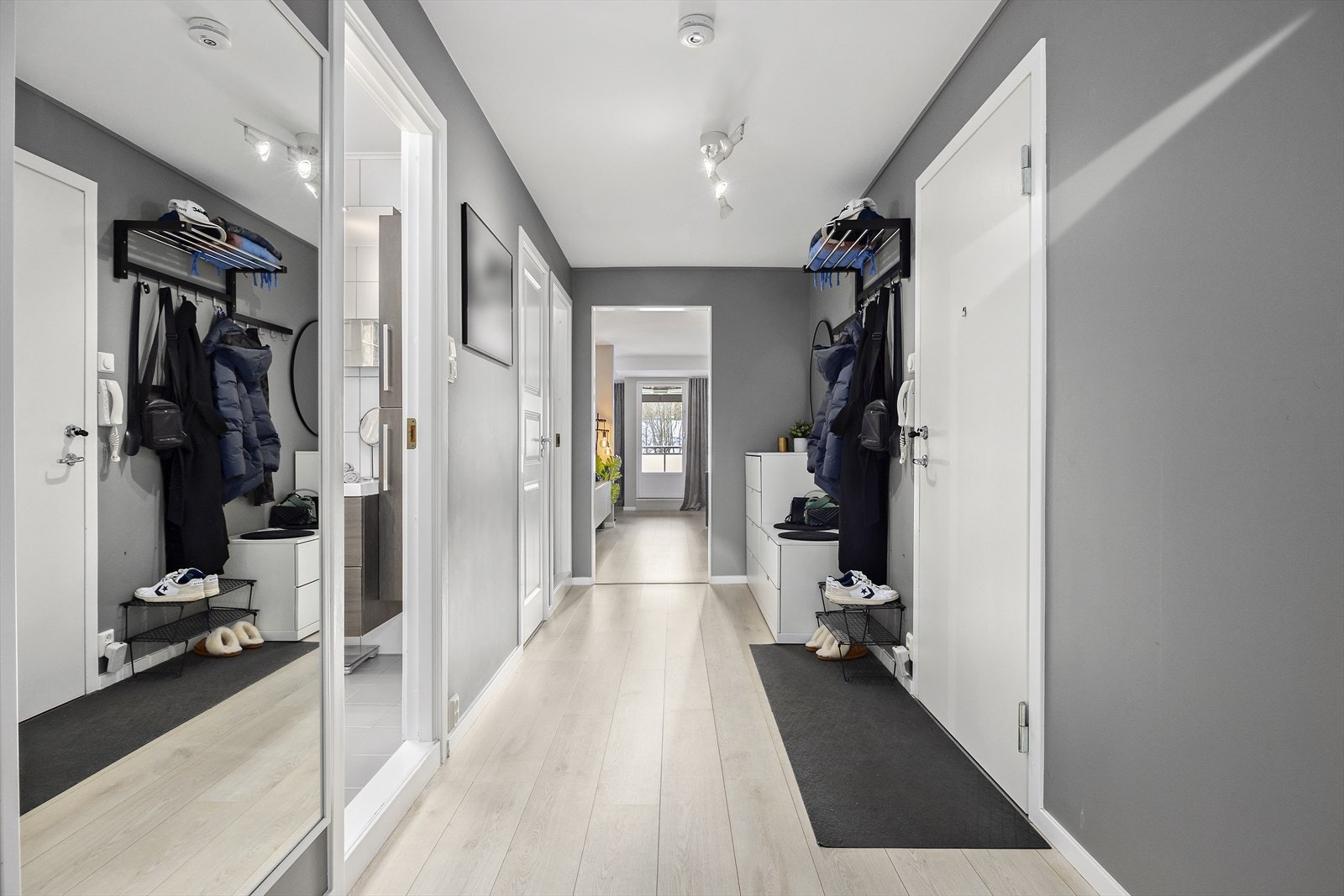 Stor og flott entrè som forener leilighetens mange rom Galleribilde