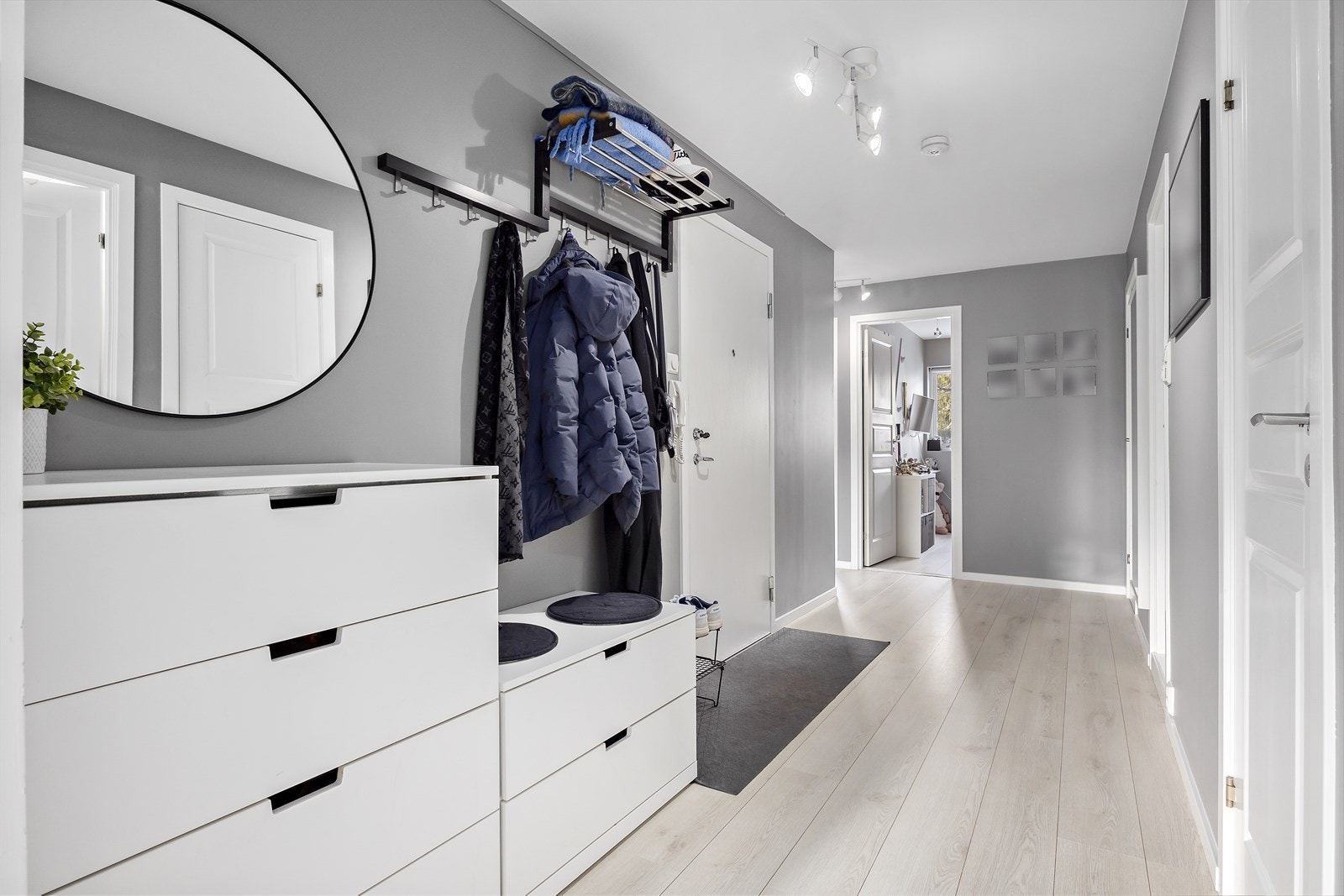 Fra entrè er det inngang til alle tre soverom Galleribilde