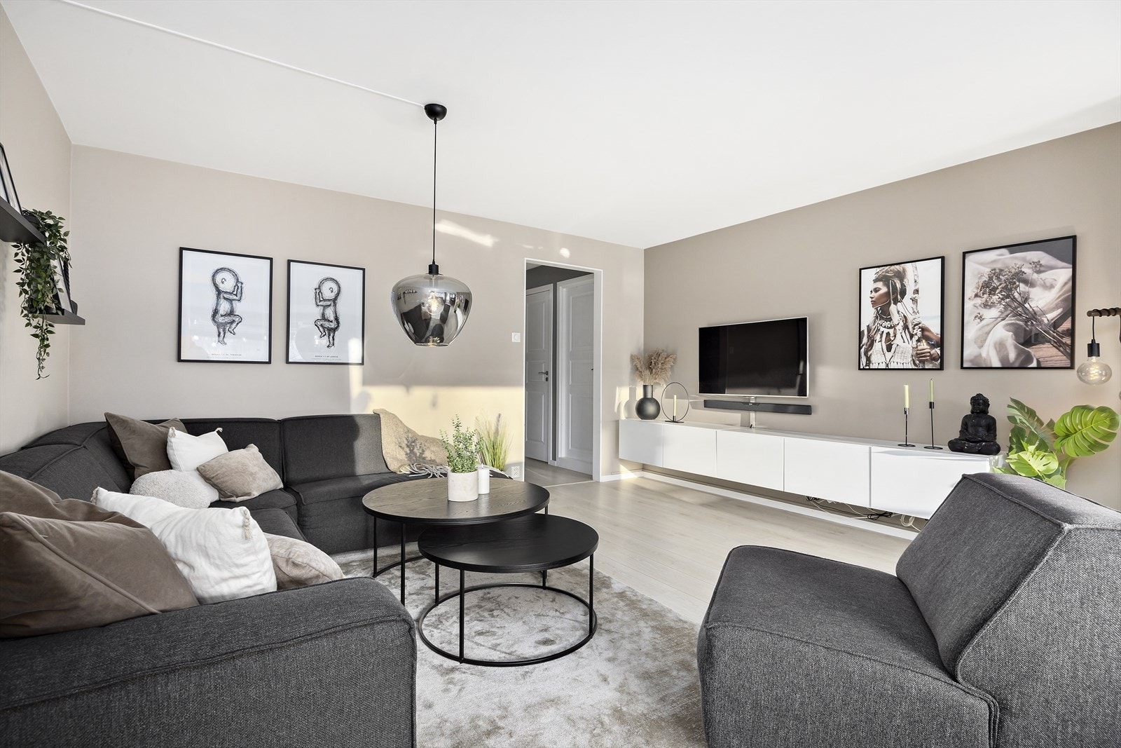 Leiligheten er pent oppusset fra 2016/2017, og veggflater er tatt i senere tid Galleribilde