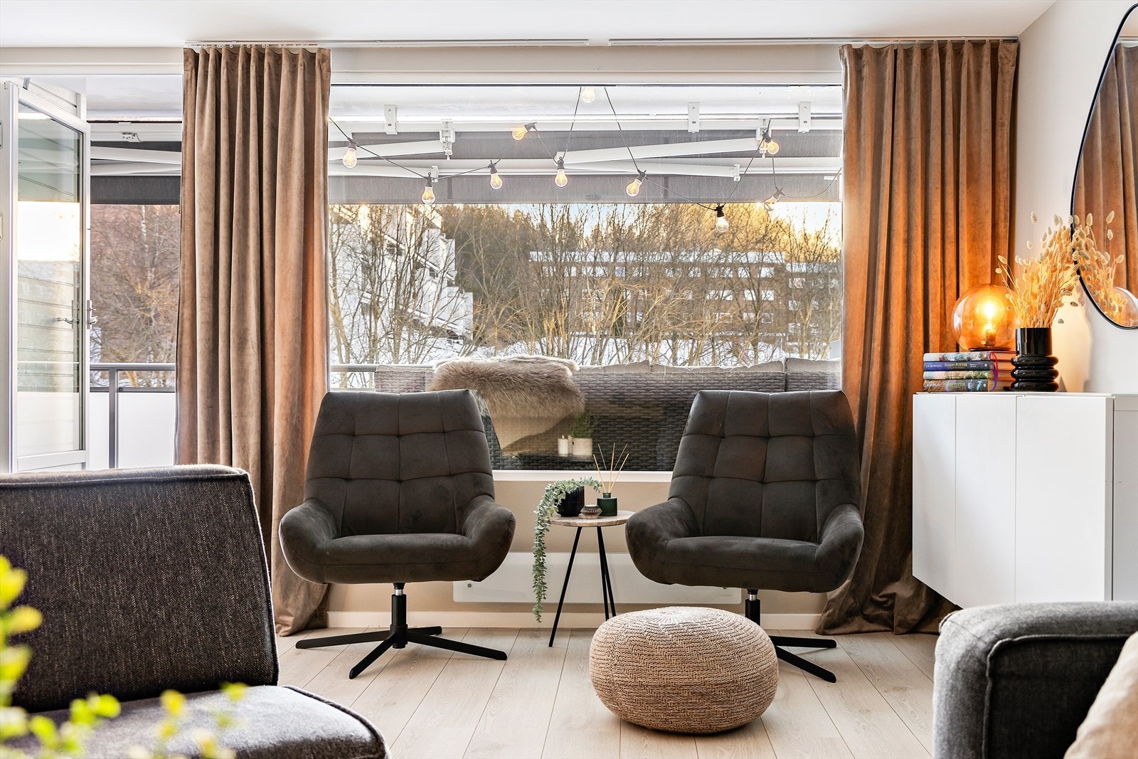 Store vindusflater med utgang til terrasse Galleribilde