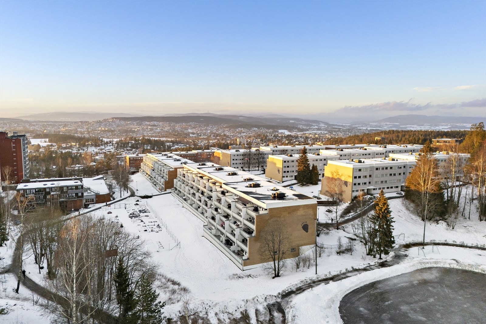 Blystadlia ligger solrikt til med utsikt Galleribilde