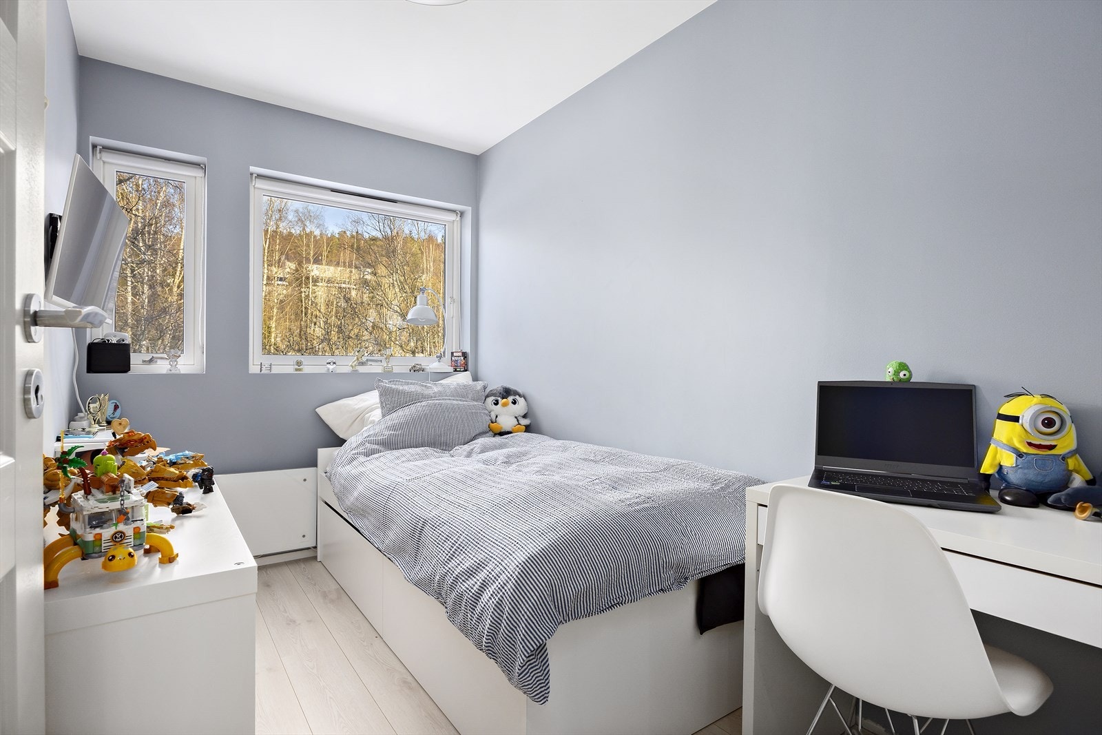 Andre soverom egner seg også godt som et barnerom med plass til skrivebord Galleribilde