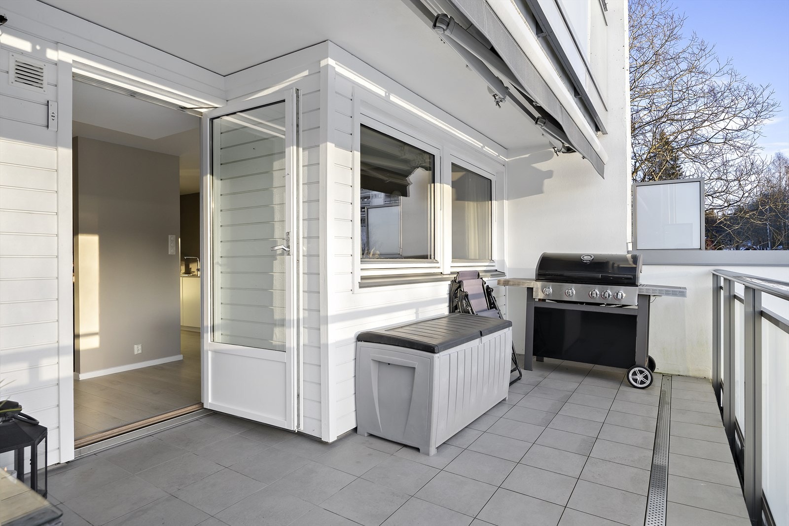 På terrassen er det god plass til grill og oppbevaringsmuligheter Galleribilde