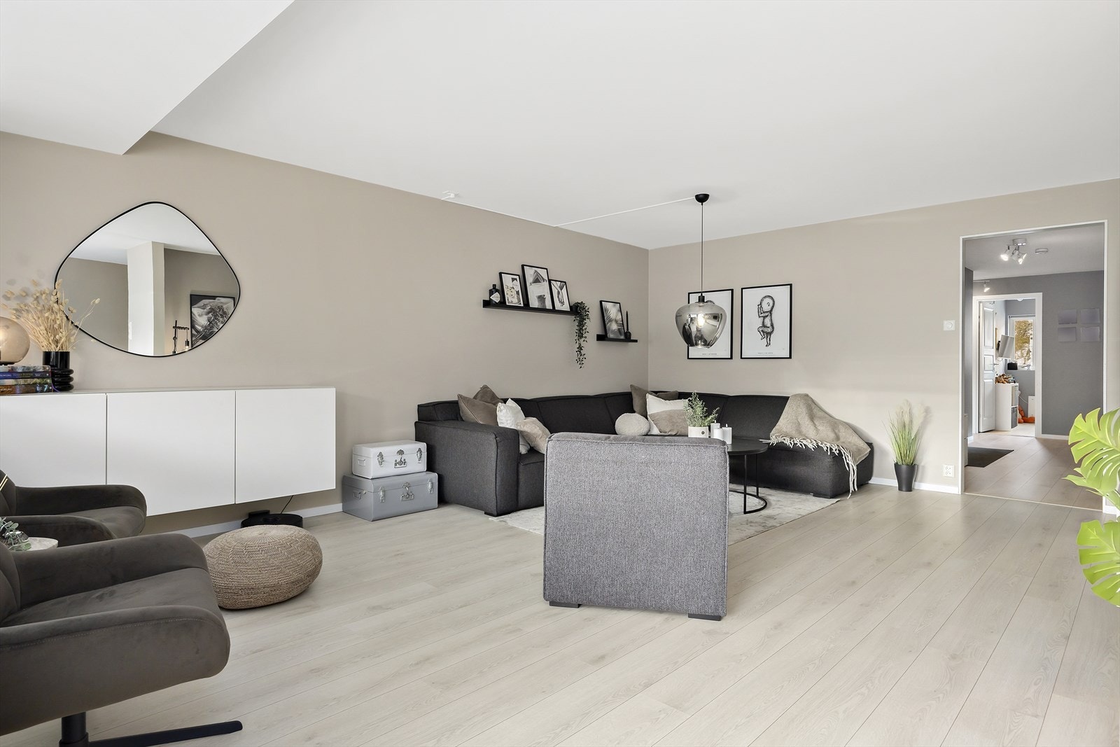 Lys og flott stue med forskjellige soner Galleribilde