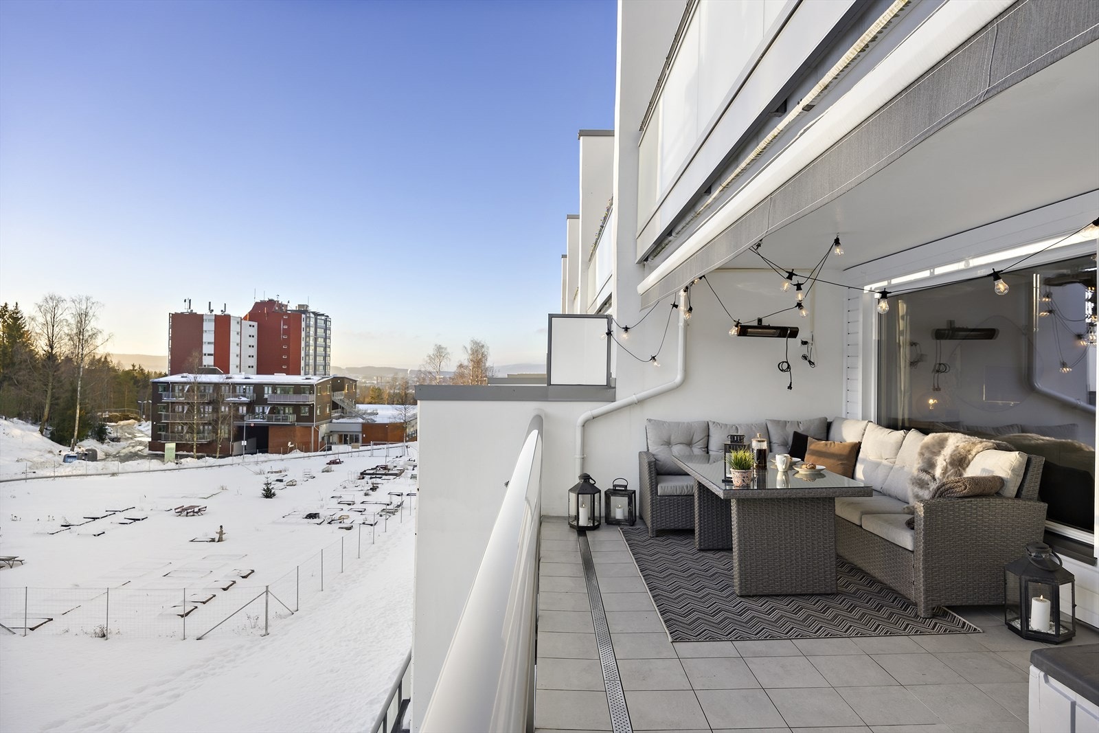 Terrassen er på ca. 17 kvm med utsikt Galleribilde