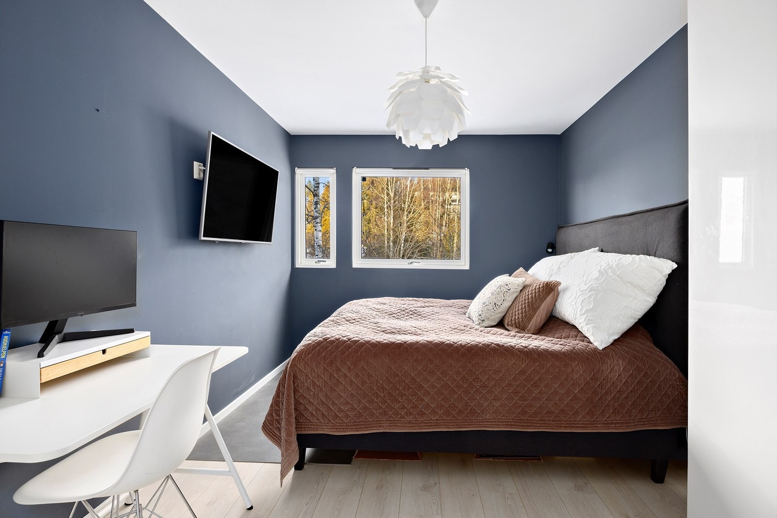 Hovedsoverom har god plass til stor dobbeltseng og skrivebord Galleribilde