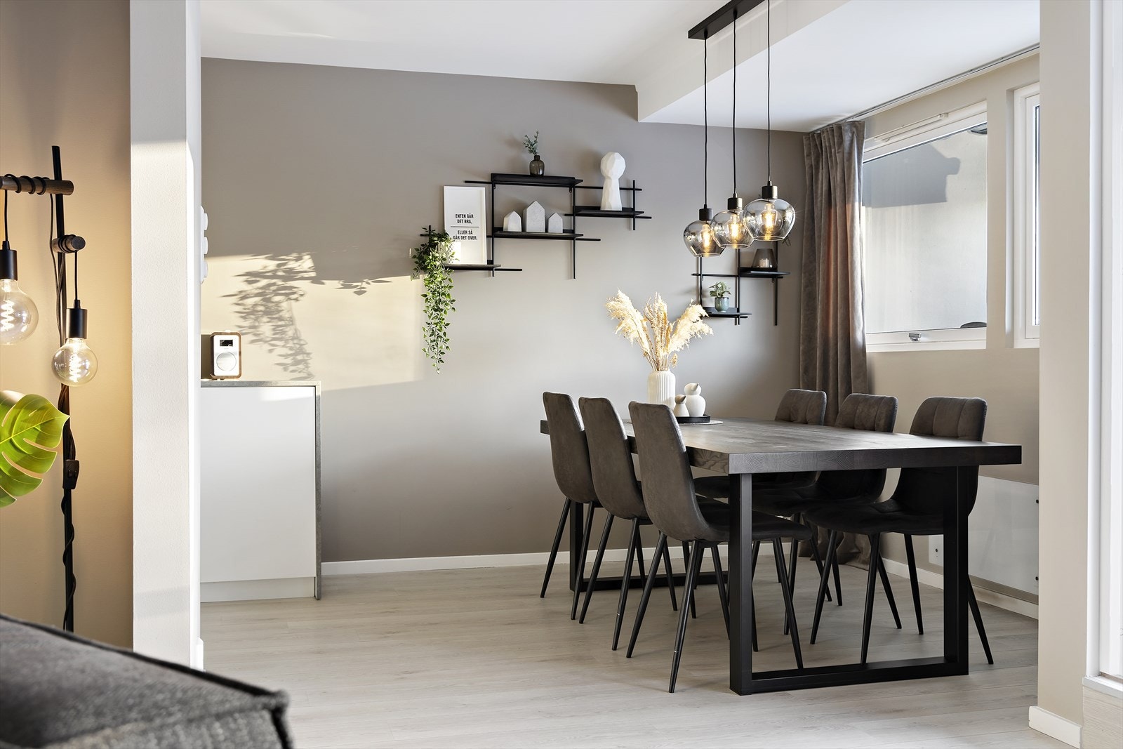 Det er god plass til langbord hvor du kan invitere både venner og familie Galleribilde