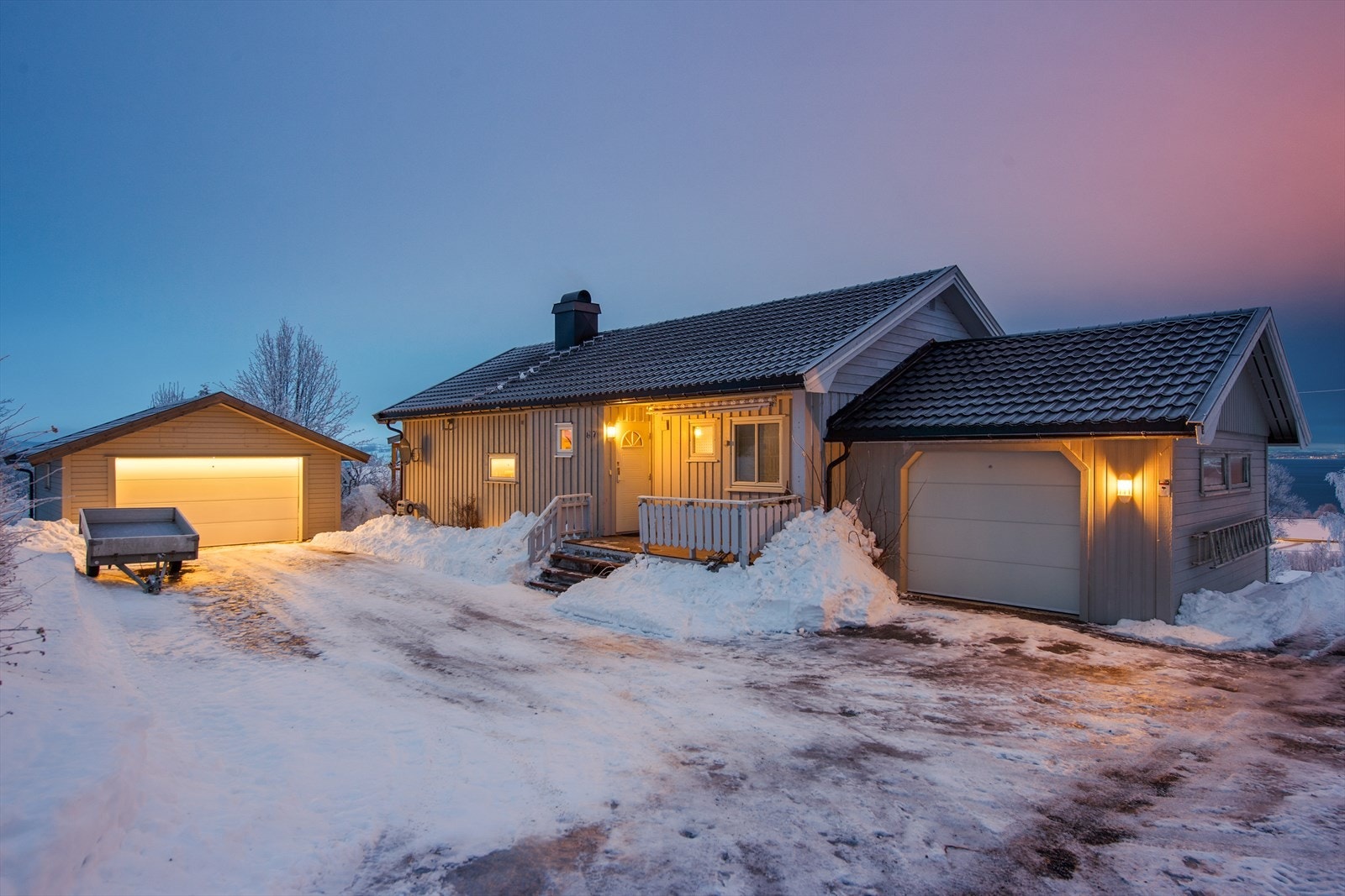 Flott påkostet enebolig med panoramautsikt over Mjøsa - Utskilt tomt (eget gnr/bnr) - Klargjort for utleie i egen bolig Galleribilde