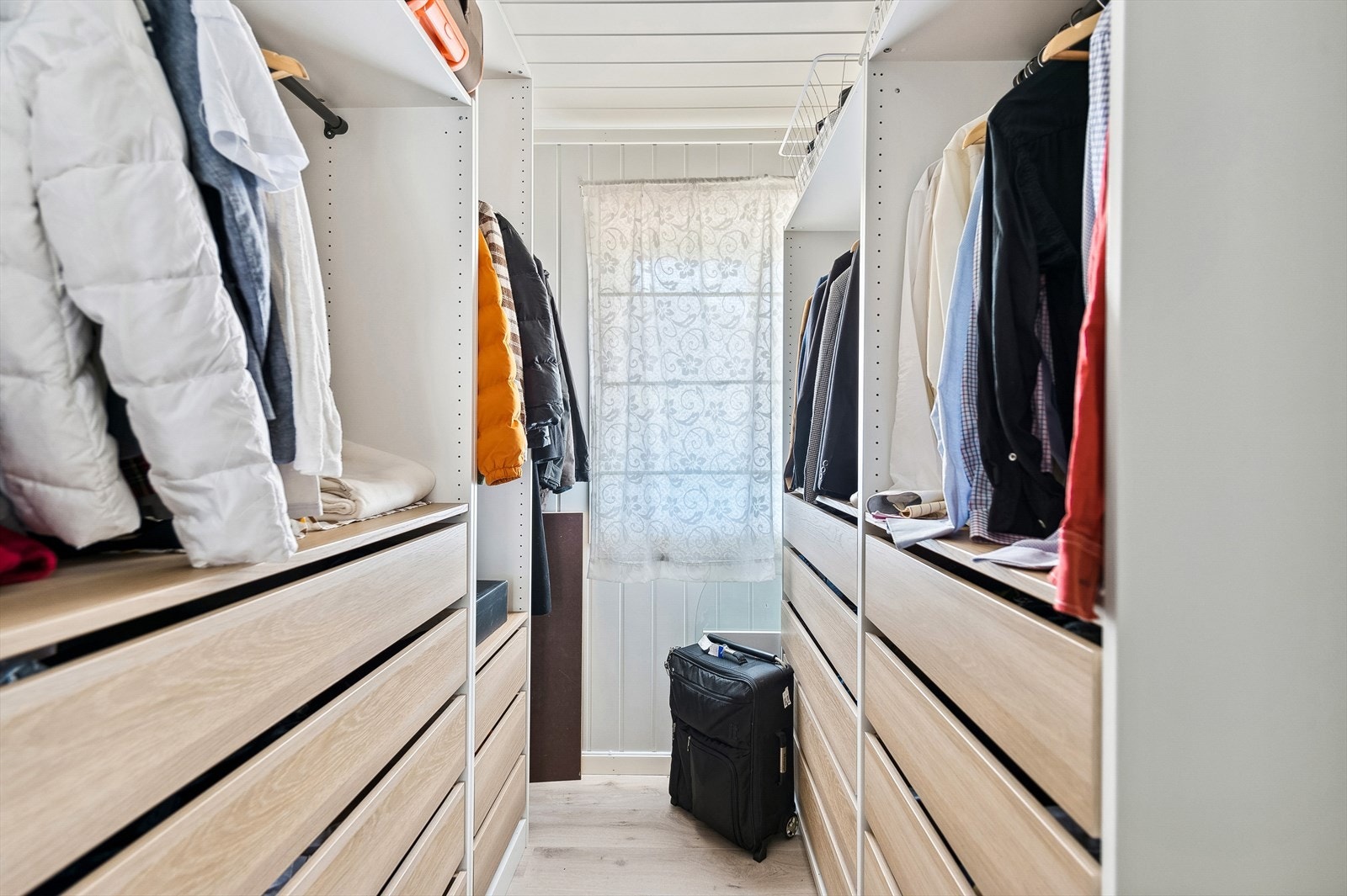 Walk-in er på opprinnelige tegninger et godkjent soverom. Dette rommet er i dag innredet som garderobe. Galleribilde