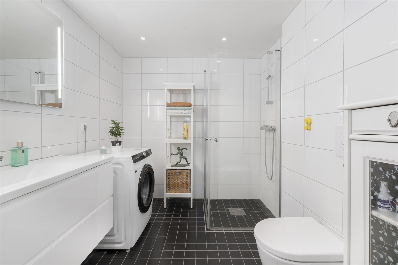 Badet er lyst og tidløst med flislagte vegger og gulv. Gulvet har også elektriske varmekabler som gir en behagelig varme. Galleribilde