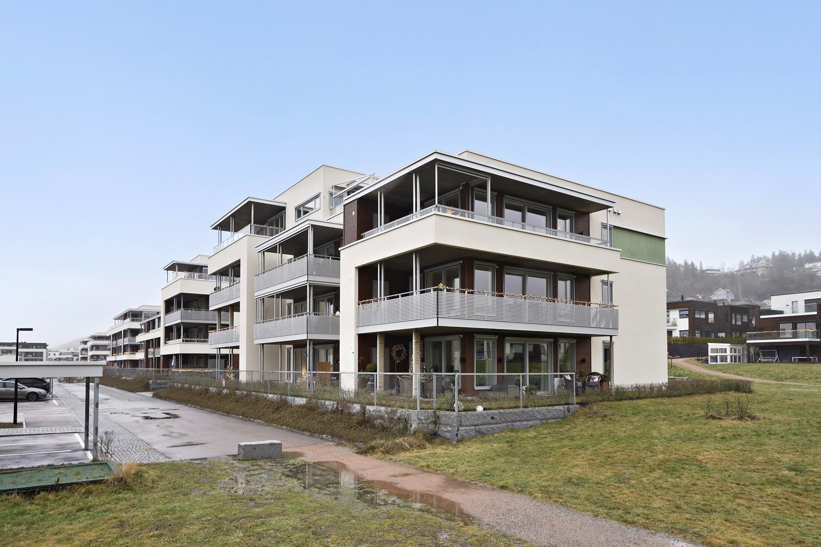 Leiligheten ligger fint til i byggets 1. etasje. Noe hevet fra terrengnivået fremfor leiligheten Galleribilde