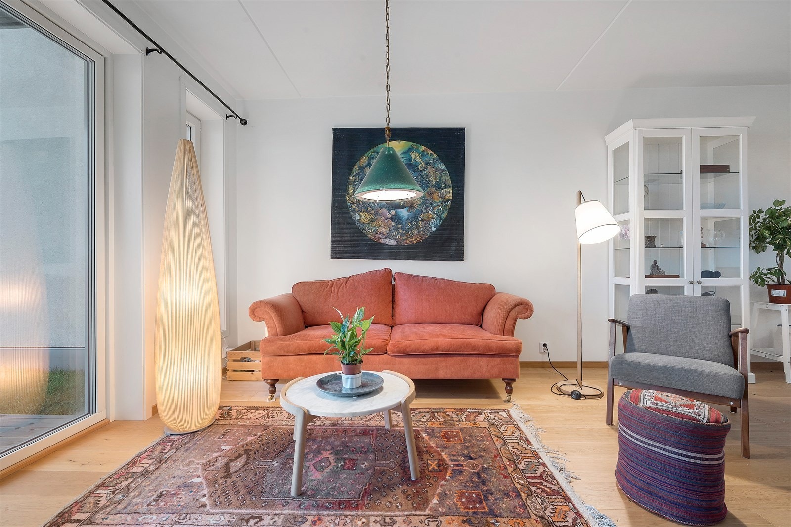 Leilighetens overflater er tidløse med parkett på gulv og malte flater på vegger. Galleribilde