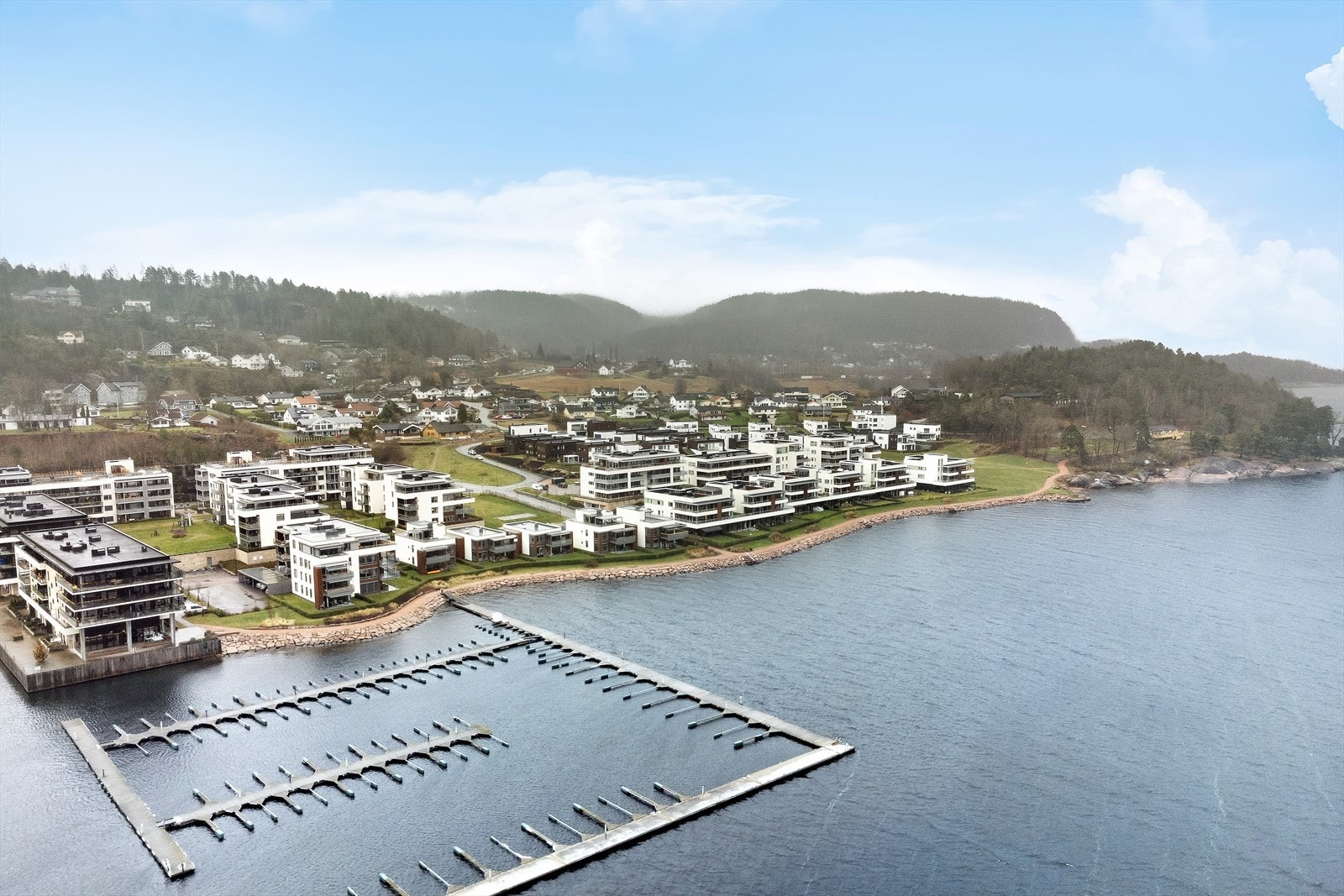 Tilknyttet boligfeltet er det også småbåtbrygge med båtplasser til leie. Galleribilde