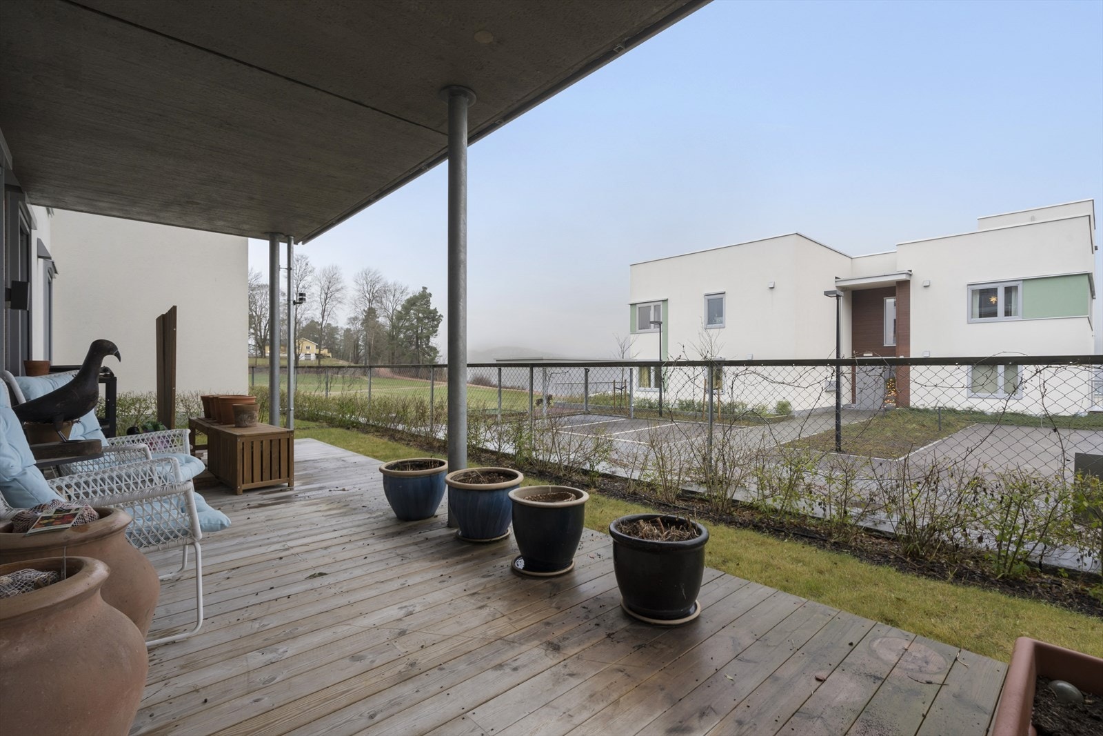 Terrassen er overbygget og byr på mulighet for møblering av en hyggelig sittegruppe. Galleribilde