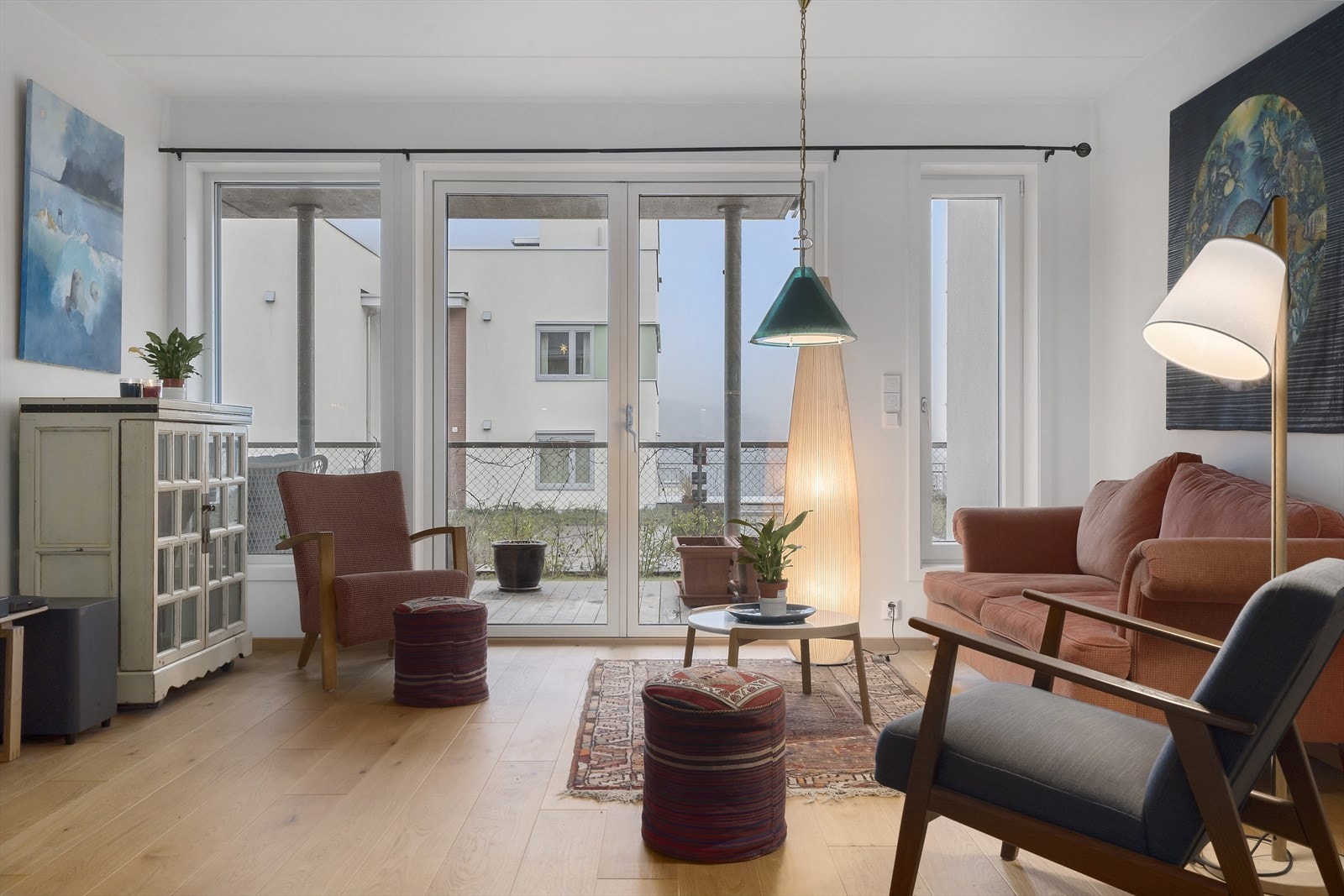 Stuen har store vindusflater og får godt med naturlig lys. Galleribilde