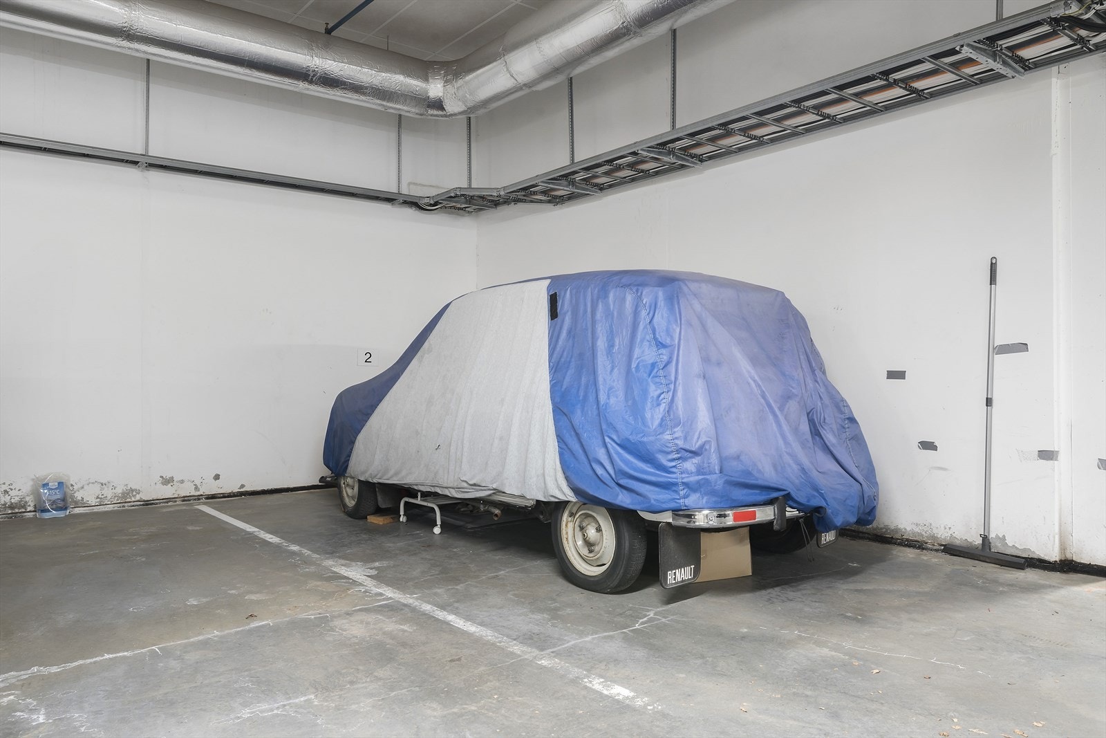 Leiligheten disponerer en biloppstillingsplass i garasjekjeller, med adkomst via heis. Det er tilrettelagt for montering av el-bil lader Galleribilde