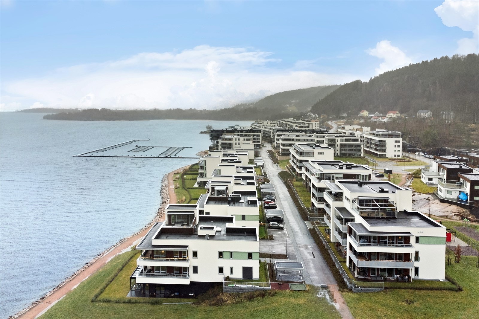Engersand havn 56 har en ettertraktet og idyllisk beliggenhet på Engersand - rett ved fjorden. Galleribilde
