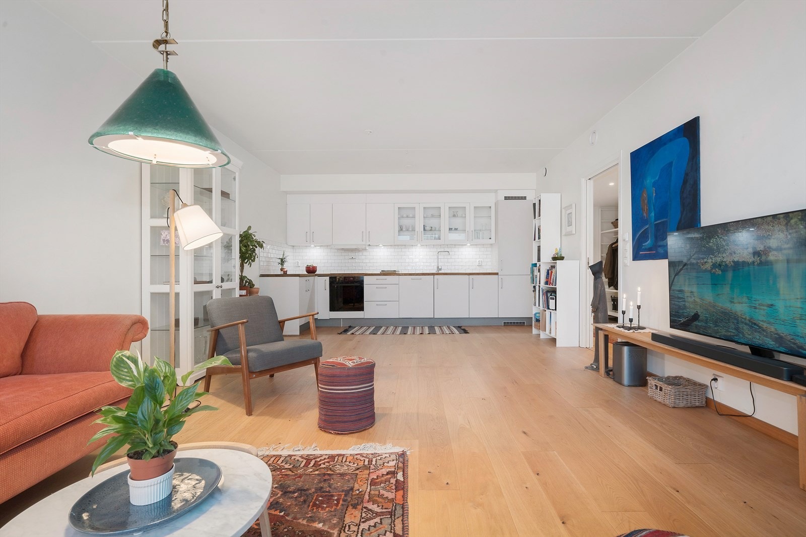 Den åpne løsningen gir en god flyt til rommet og gjør dette til et sosialt allrom. Galleribilde