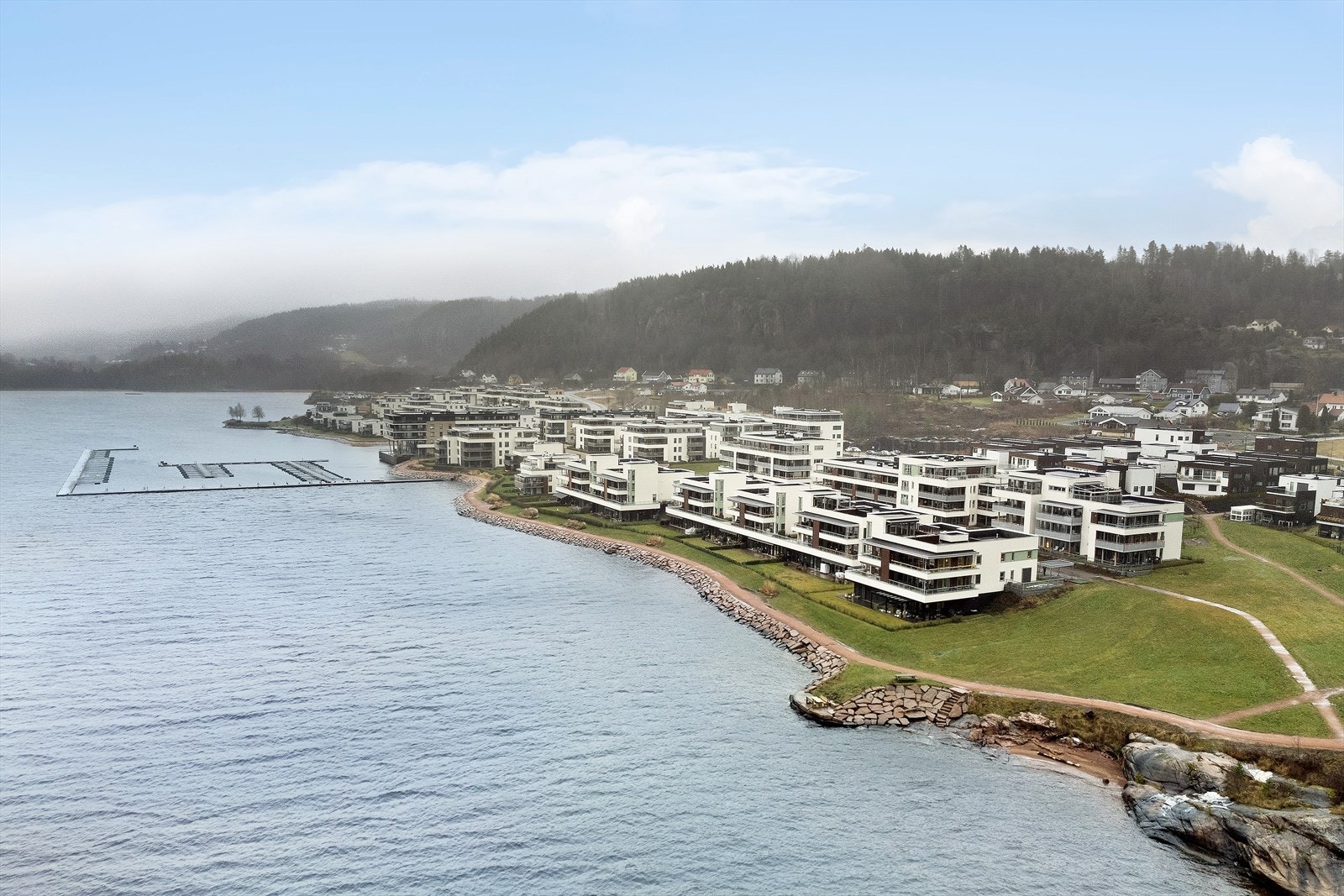 Meget solrikt og maritimt til ved Drammensfjorden med strandlinje, badestrand, badebrygge, kyststi og restaurant rett utenfor døren. Galleribilde