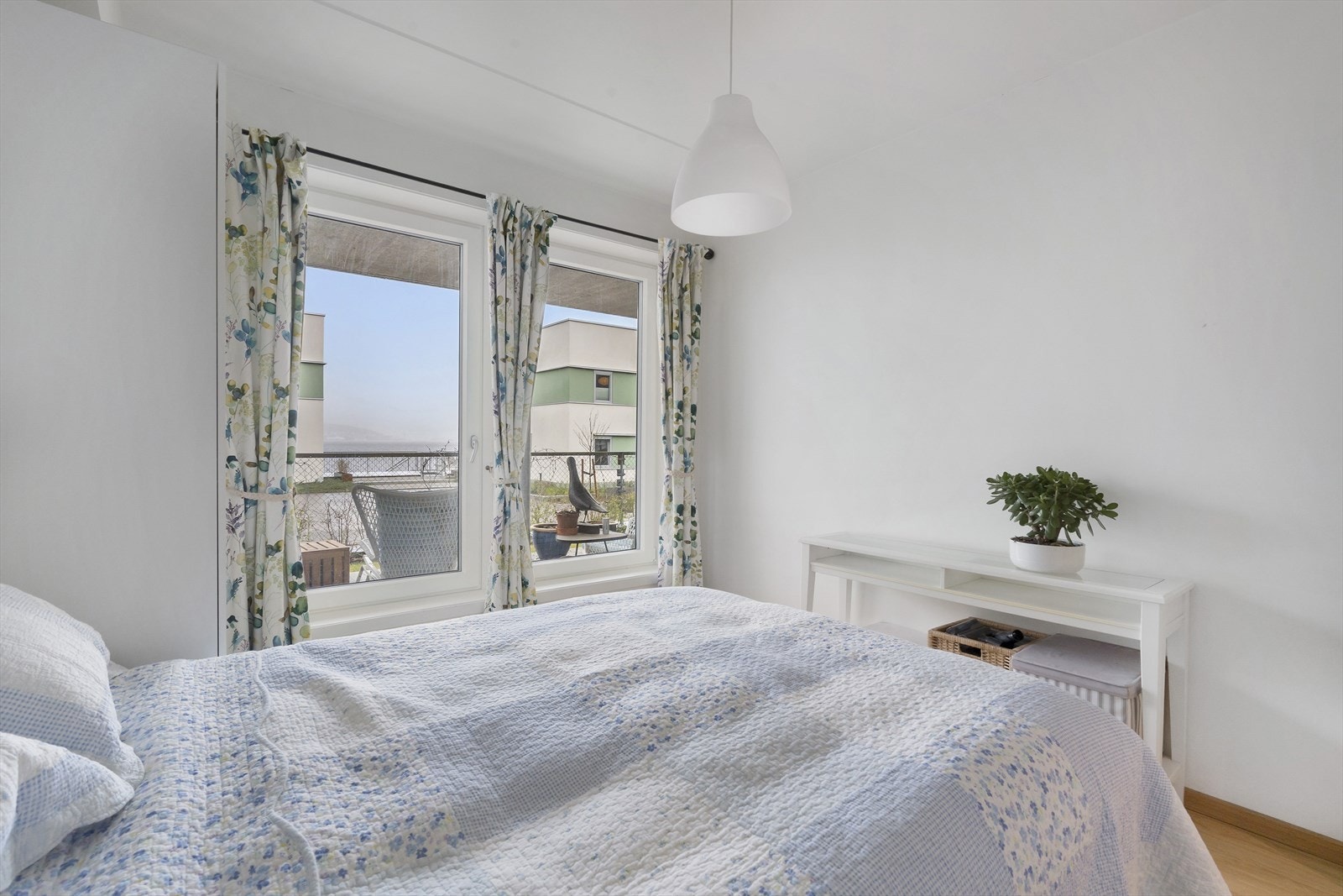 Rommet er malt i lyse farger og har vindu ut mot terrasse, noe som også bringer noe av utsikten inn. Galleribilde