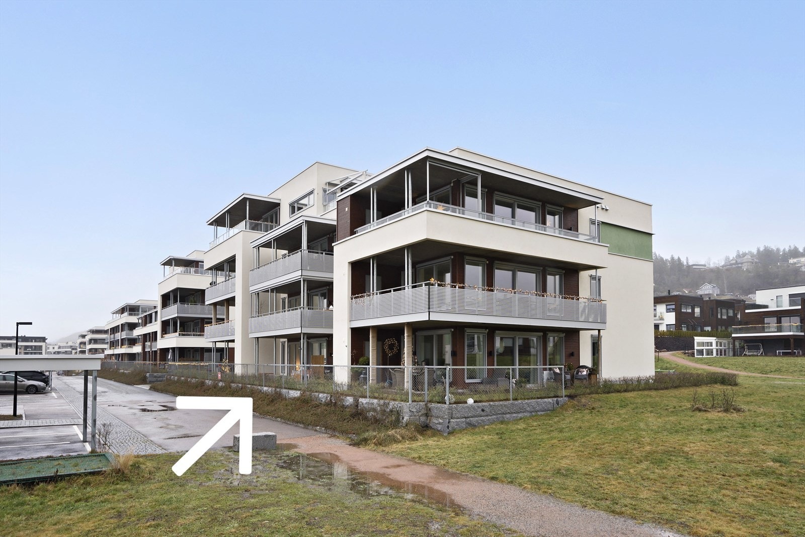 Leiligheten ligger fint til i byggets 1. etasje i 2. rekke fra vannet. Med utsikt mot vannet både gjennom foranliggende bygg og over friarealet til syd. Galleribilde