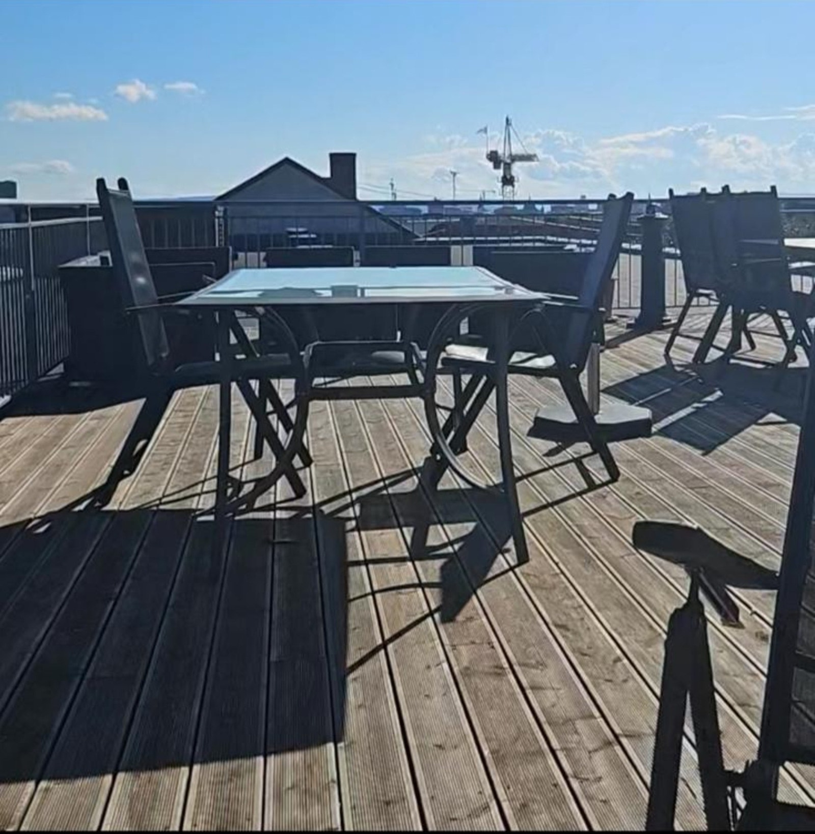 Takterrassen er et nydelig sted å oppholde seg på sommeren (selgers eget bilde). Galleribilde