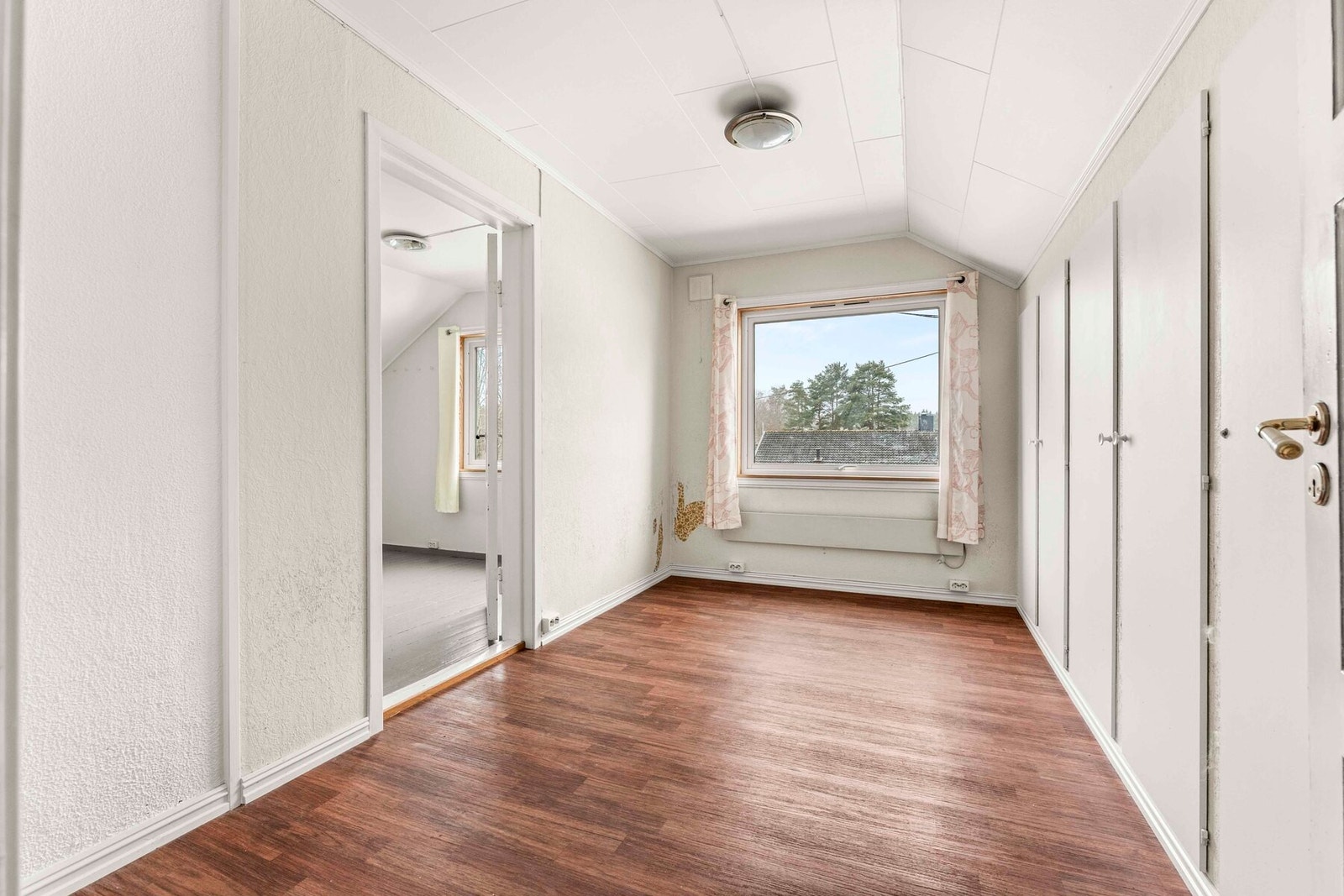 Det andre soverommet i 2.etg har rikelig med skapplass og gode lysinnslipp Galleribilde