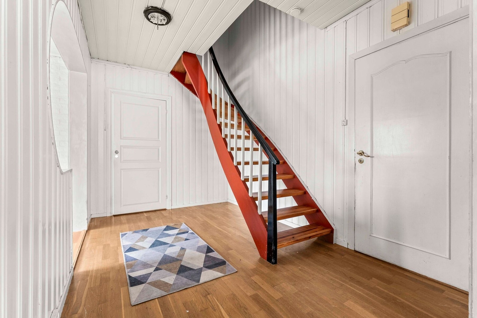 Lys og romslig hall med tilgang opp til 2.etg Galleribilde