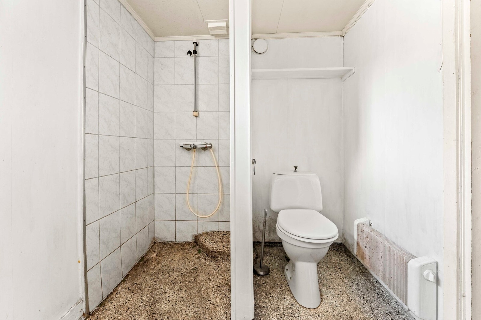 Enkelt baderom i underetasjen Galleribilde