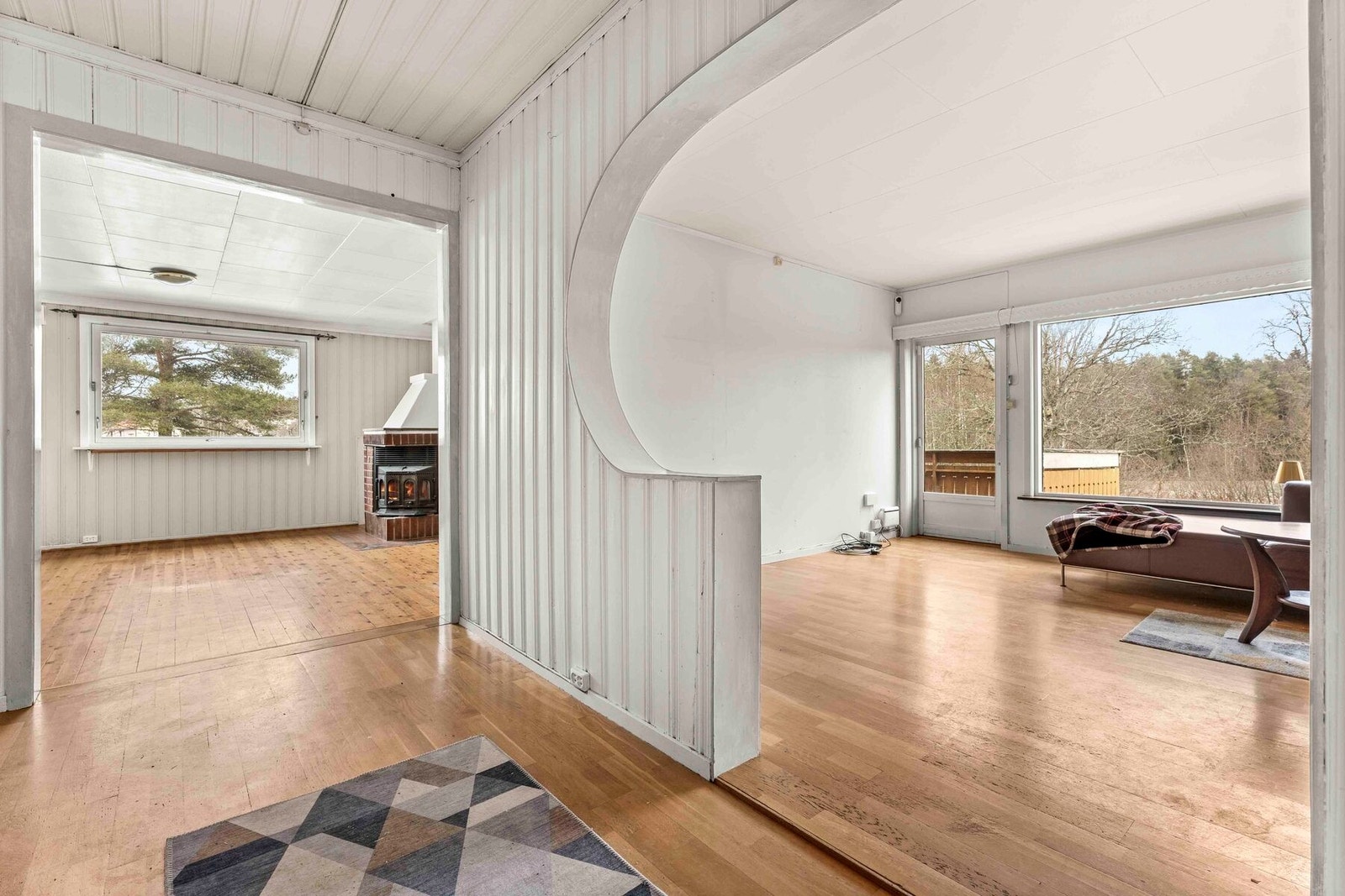 Fra peisstuen har man videre tilgang til en større daglig stue Galleribilde