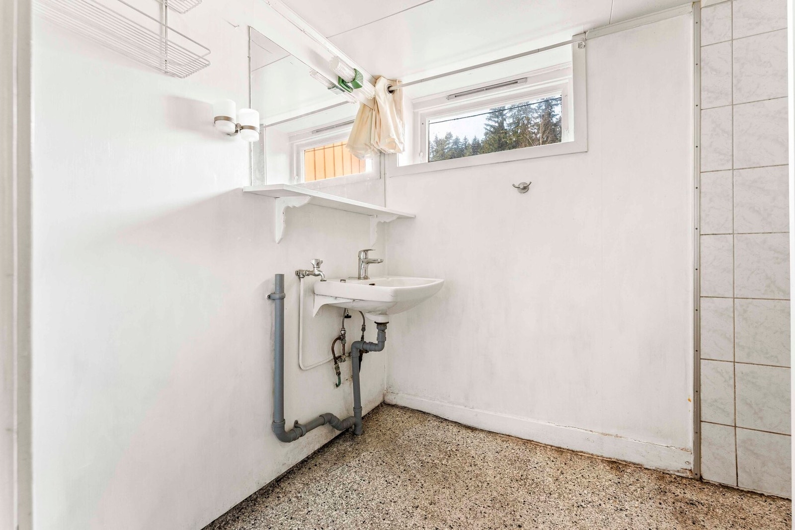 Enkelt baderom i underetasjen Galleribilde