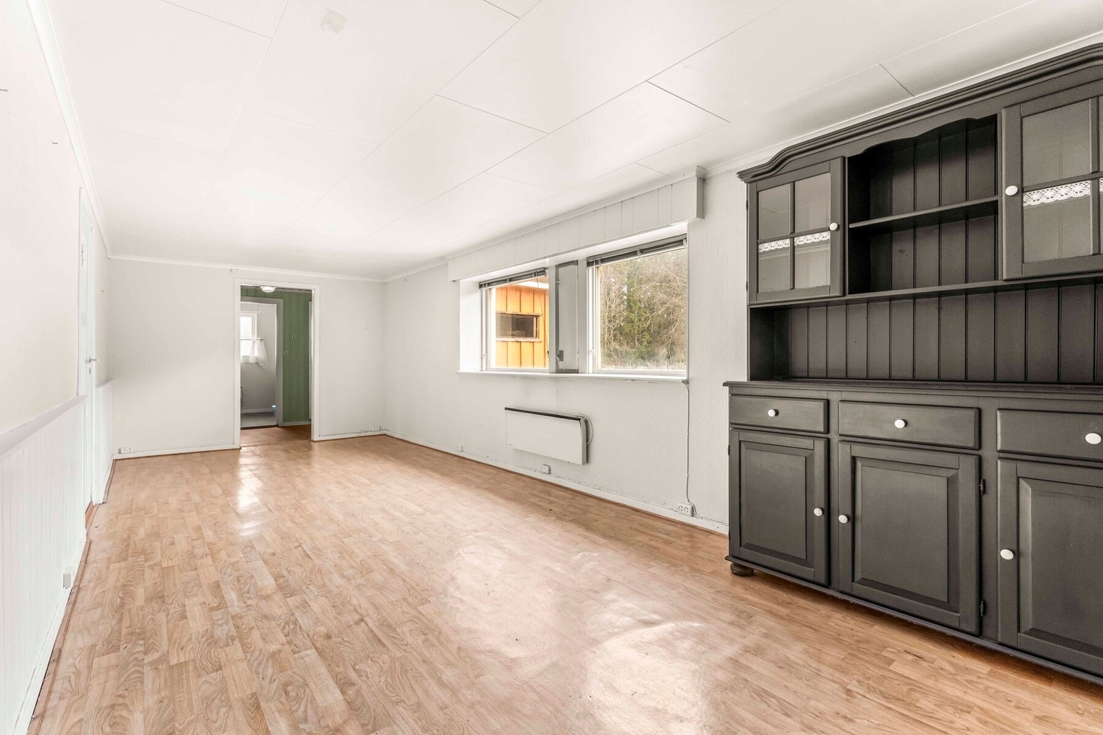 Stuen har god plass til tv-krok og spisegruppe Galleribilde