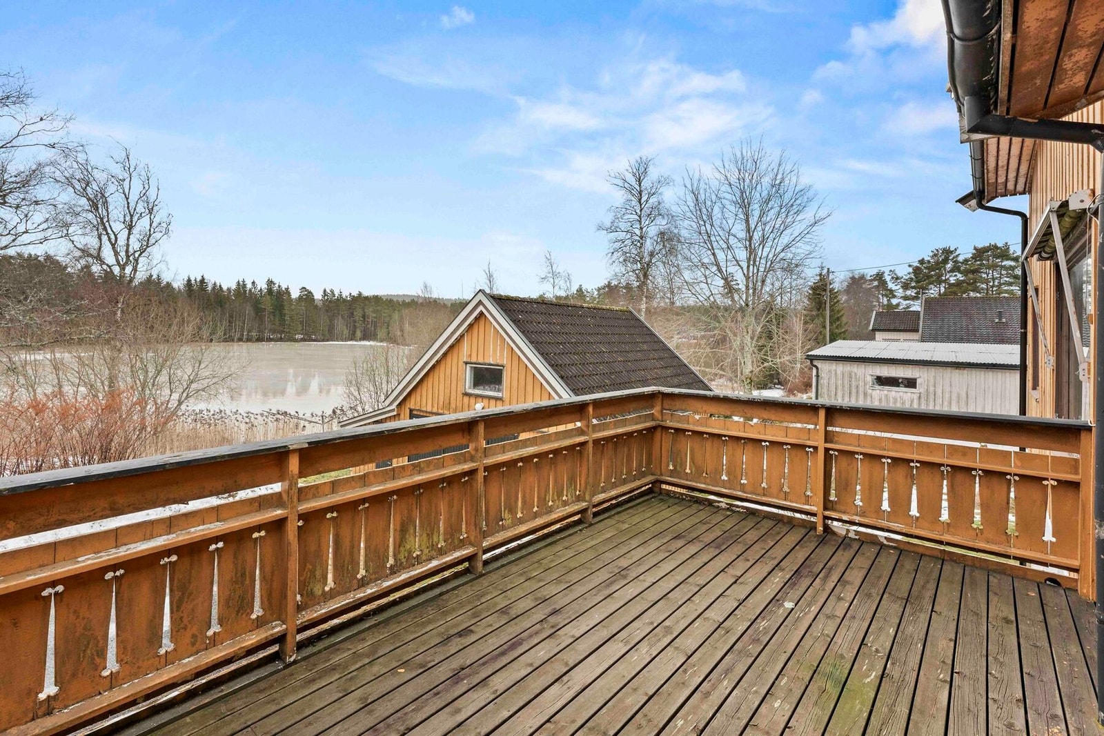 Utgang fra stuen til herlig balkong med flott utsikt over tjernet Galleribilde