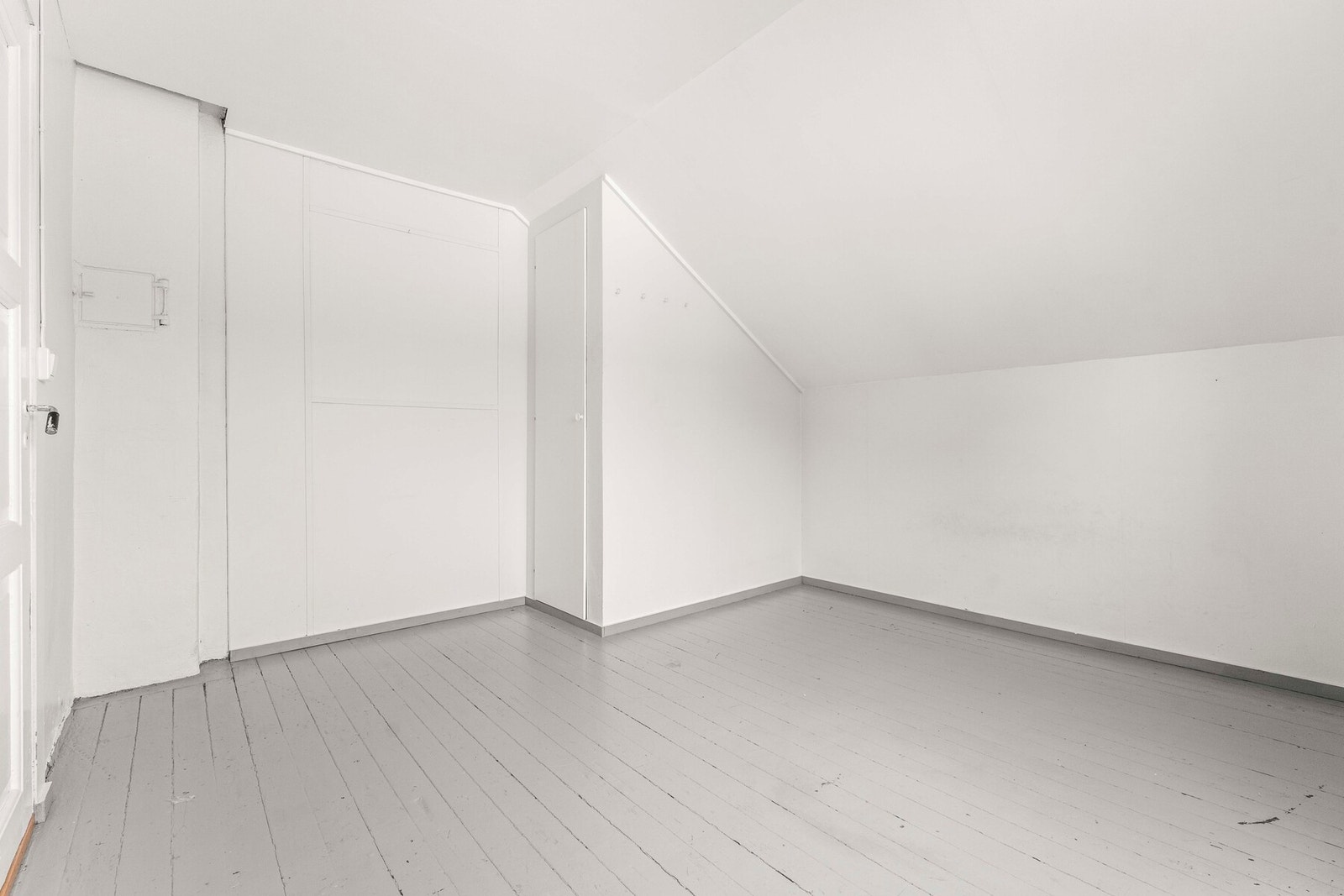 Soverommet har god plass til garderobe og en større dobbeltseng Galleribilde