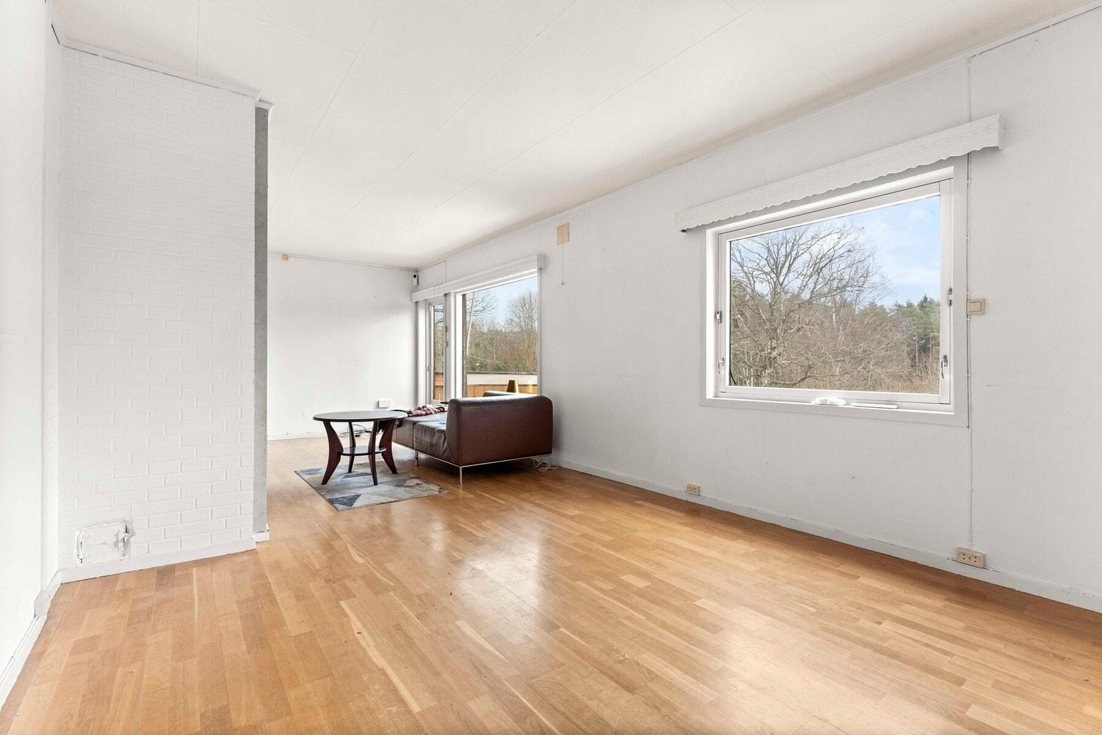 Videre i stuen har man god plass til en større tv-krok Galleribilde