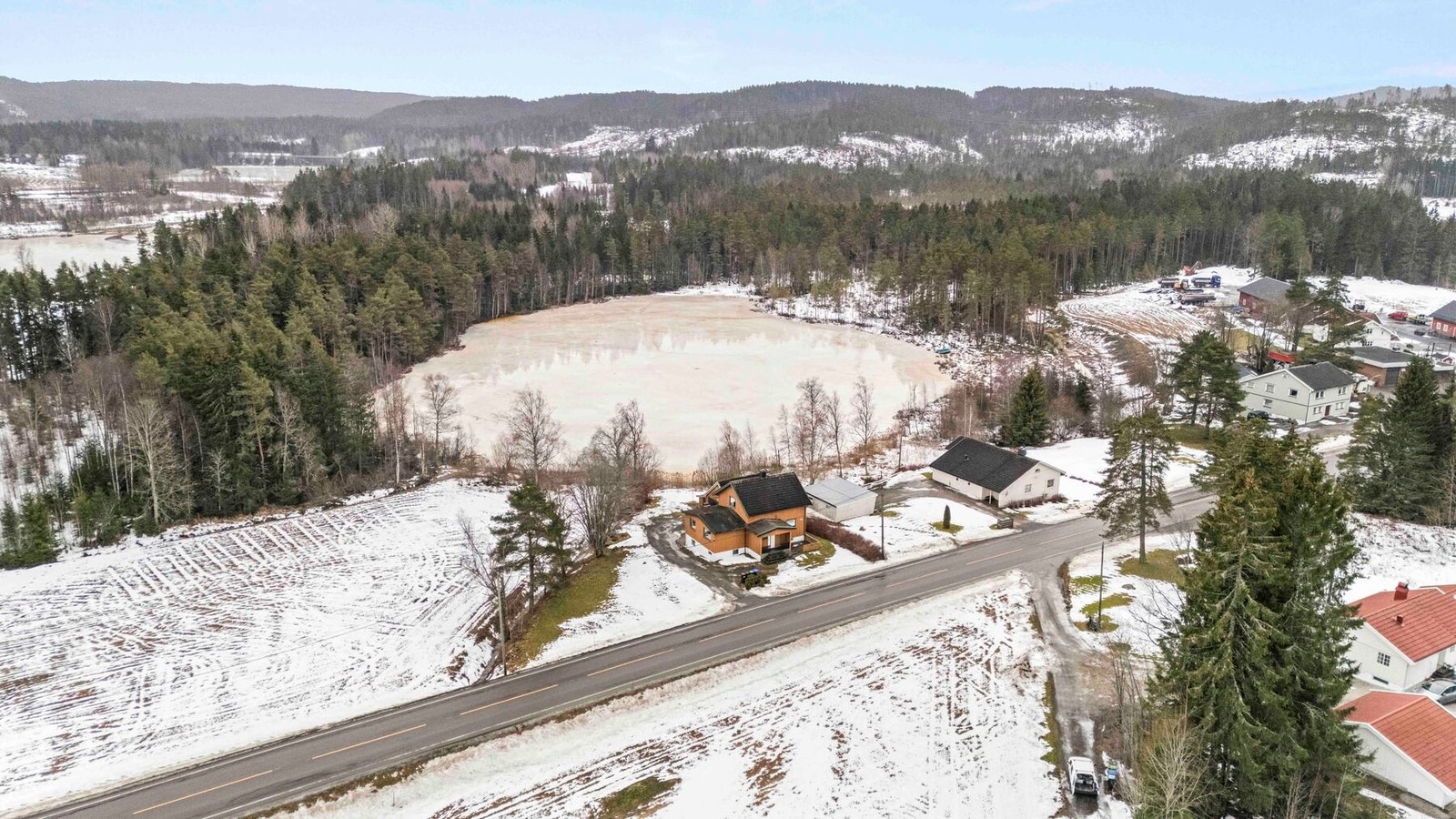 Koselig enebolig med flott beliggenhet nært tjern og skogsarealer Galleribilde