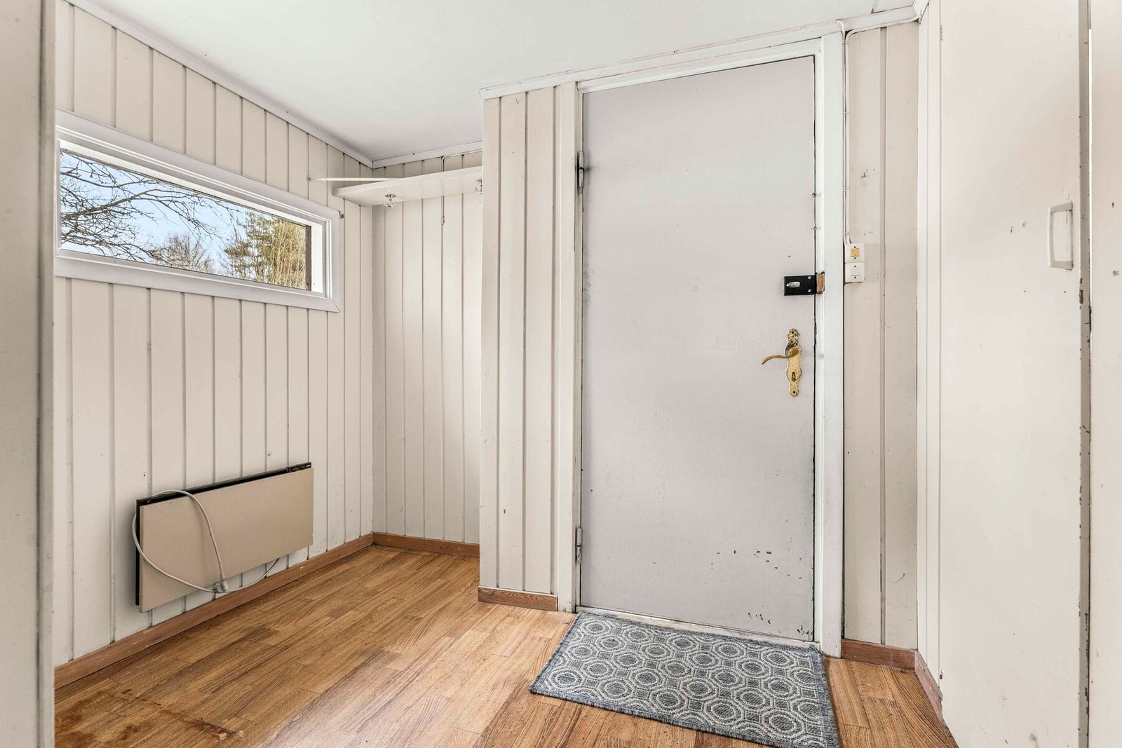 Lys og hyggelig entrè med plass for oppheng av yttertøyet Galleribilde